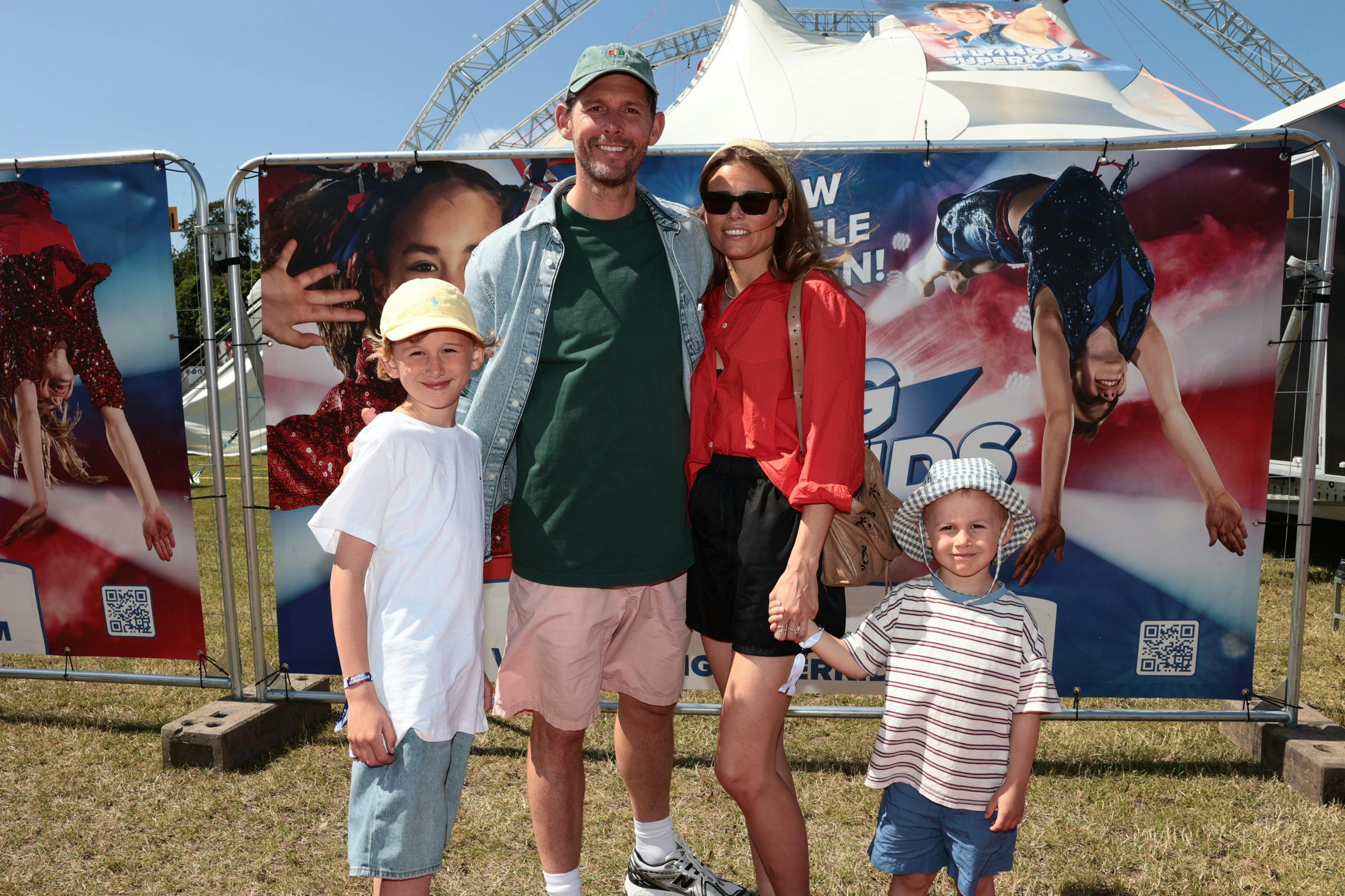 Rasmus Seebach havde næsten taget hele familien med. Den yngste blev dog passet i dagens anledning.