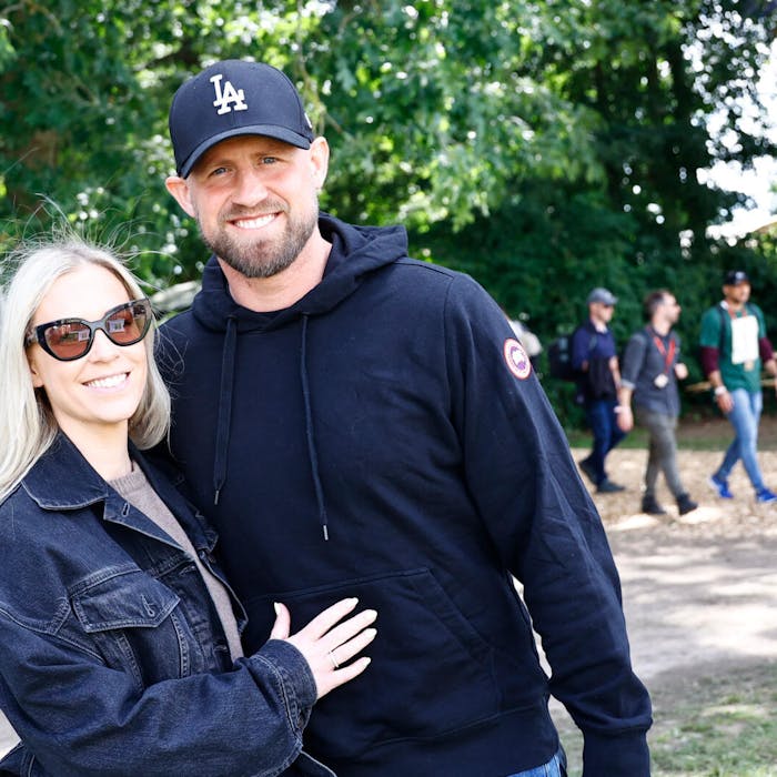 Kasper Schmeichels Hjertevarme Hjemmevideo Overrasker: En Romantisk Sang til Hustruen!