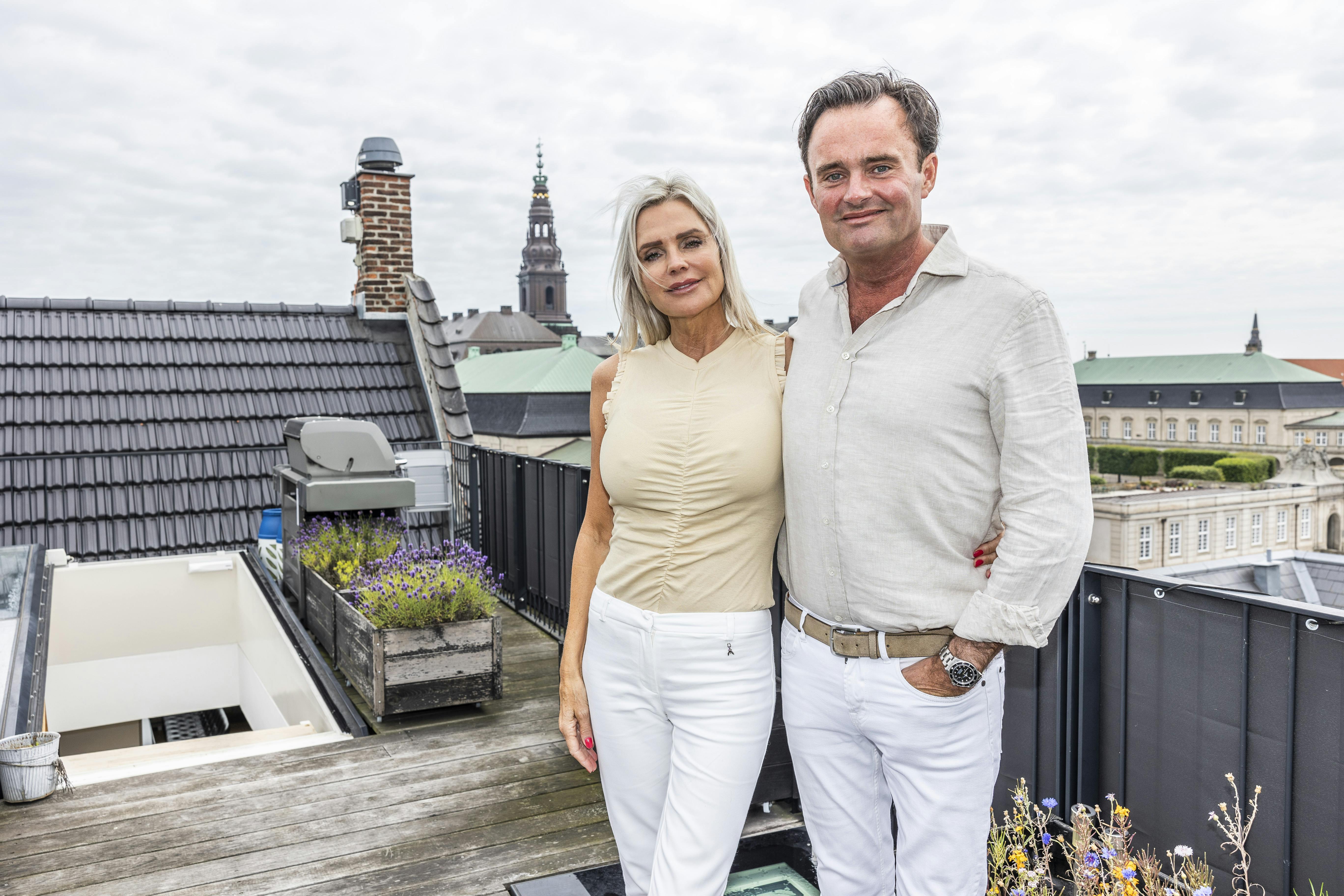 På toppen af Frederikholms Kanal har parret mulighed for at trække sig og nyde roen for sig selv.