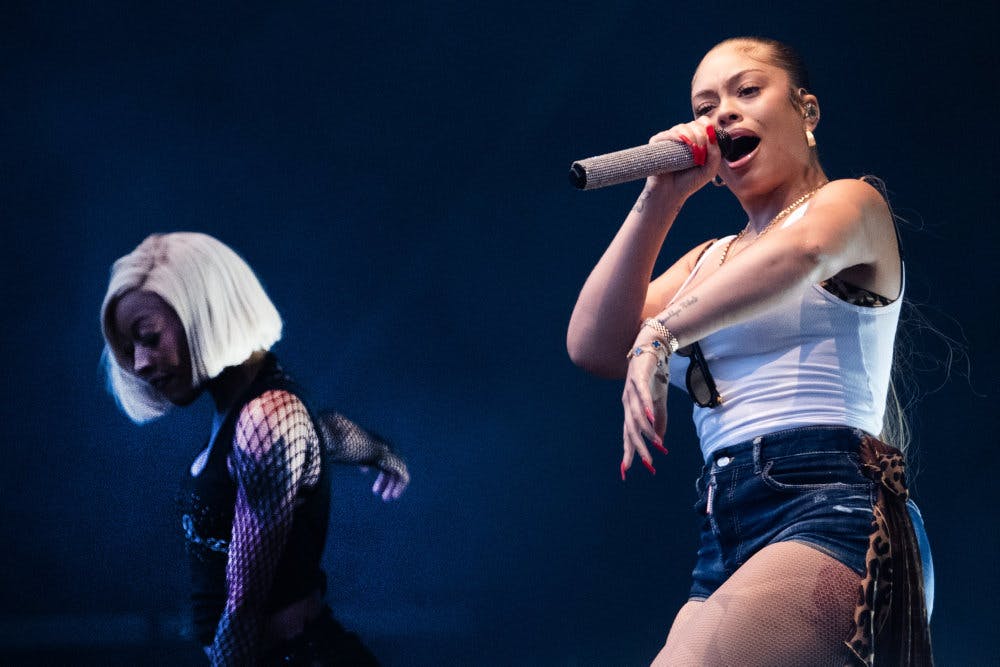 Efter forsinkelse med lysudstyr underholdt en dj, før den amerikanske rapper Latto endelig kom på scenen med hendes dansere. Hun optrådte herefter i 12 minutter, før det var slut. 
