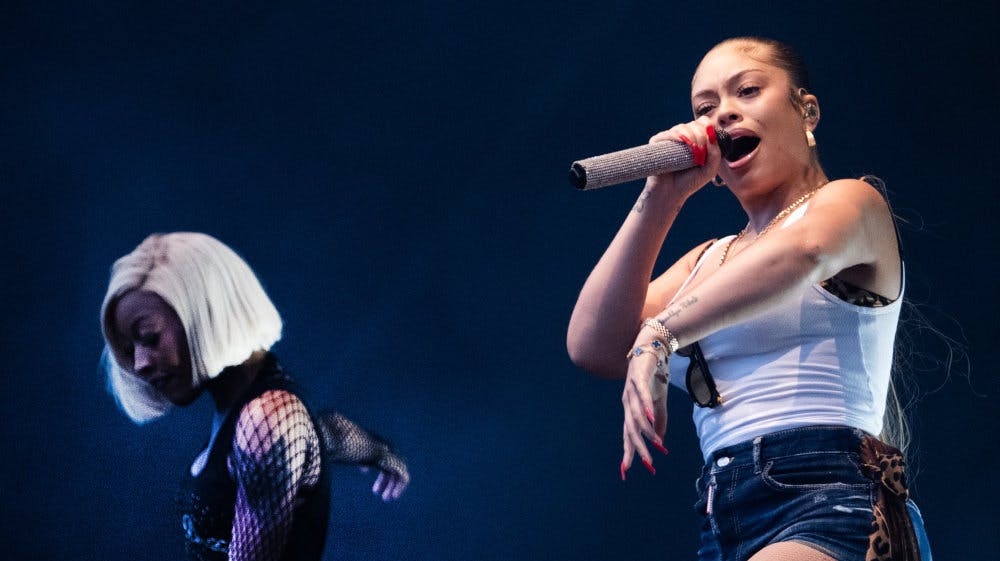 Efter forsinkelse med lysudstyr underholdt en dj, før den amerikanske rapper Latto endelig kom på scenen med hendes dansere. Hun optrådte herefter i 12 minutter, før det var slut.