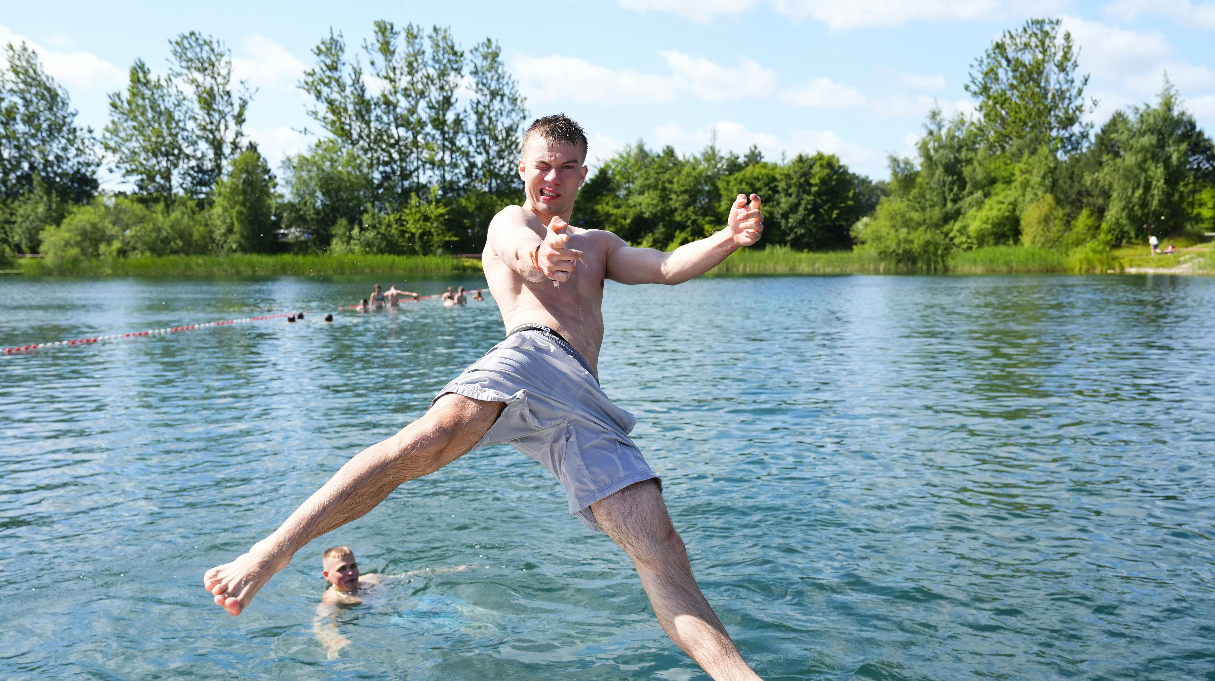 Intet slår en kold dukkert efter en fugtig nat i teltet.