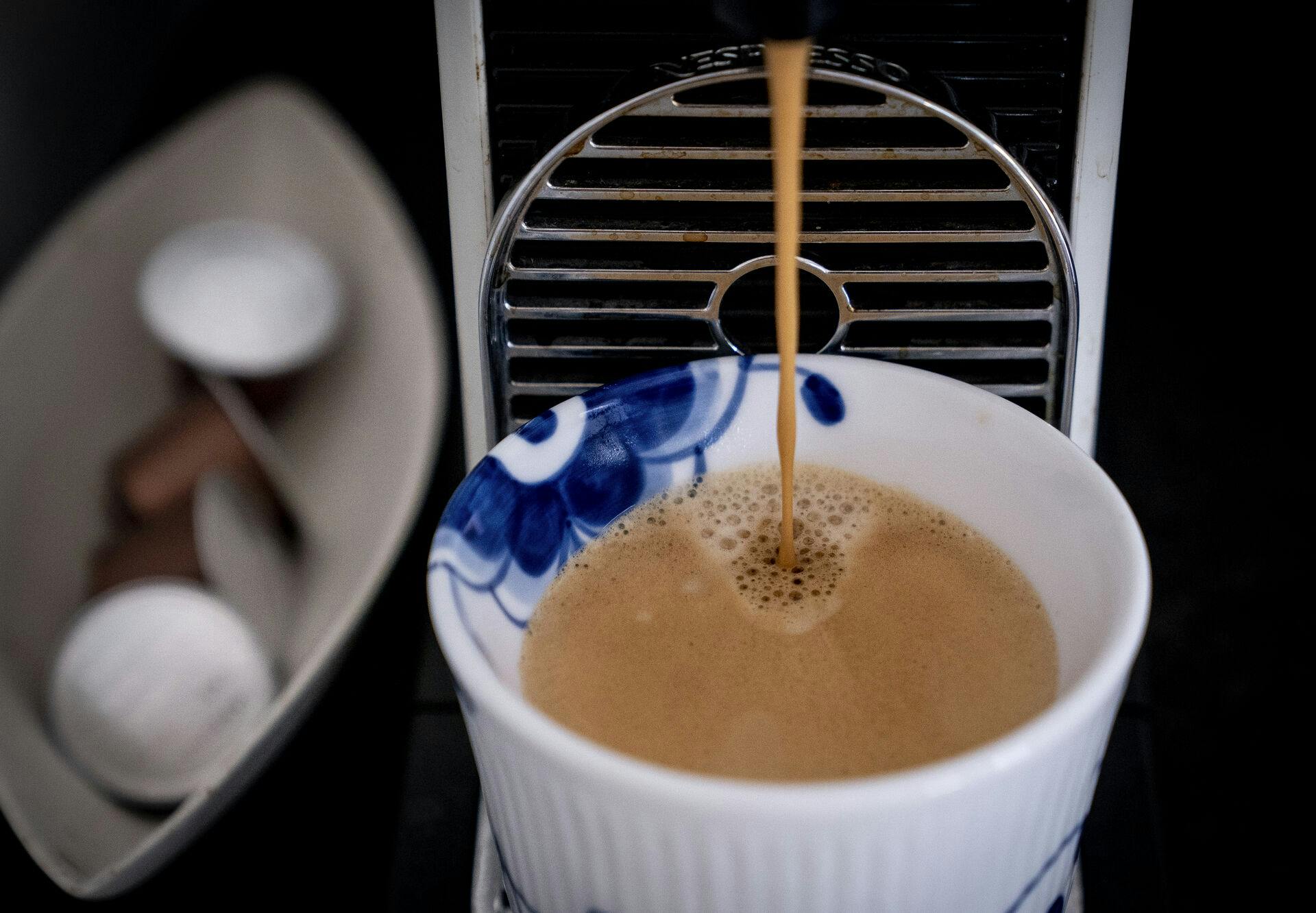 Priser er det seneste år steget med en fart, der ikke er set siden 1984, viser tal fra Danmarks Statistik . En kop kaffe torsdag den 12. maj 2022.. (Foto: Liselotte Sabroe/Ritzau Scanpix)