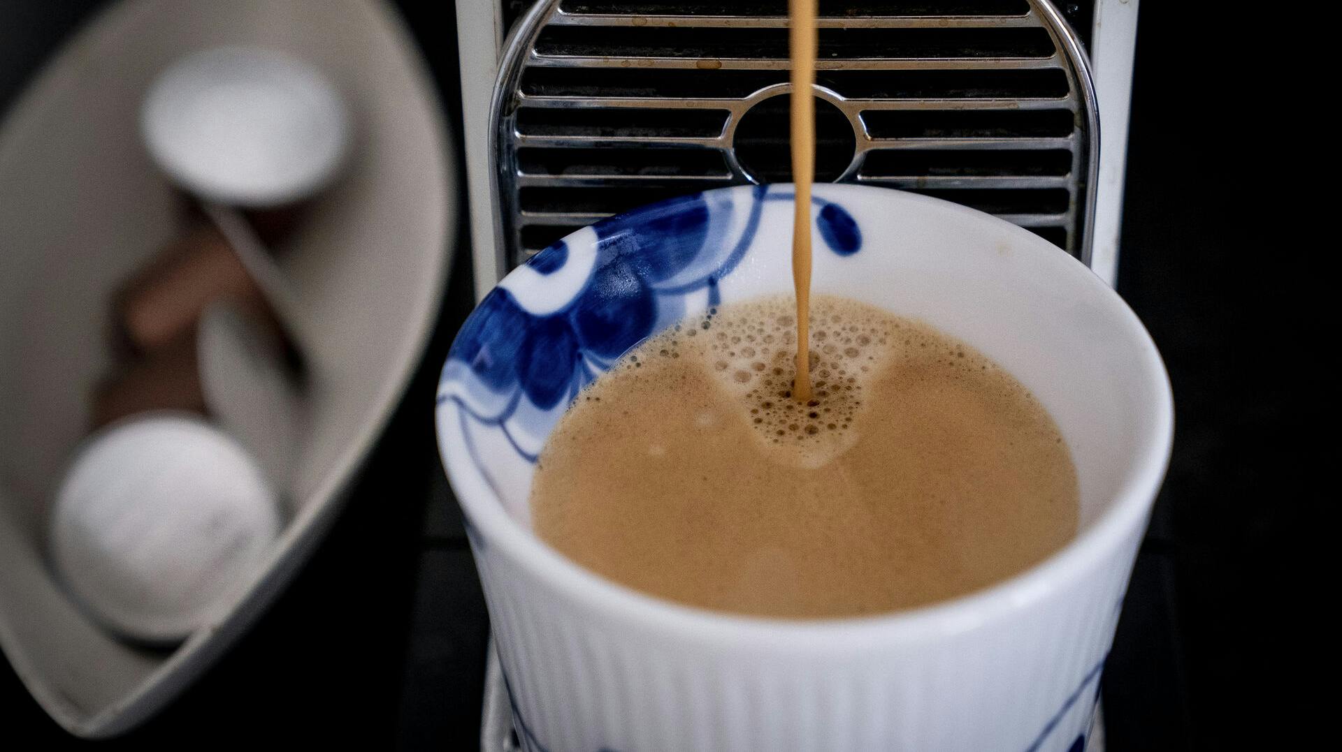 Priser er det seneste år steget med en fart, der ikke er set siden 1984, viser tal fra Danmarks Statistik . En kop kaffe torsdag den 12. maj 2022.. (Foto: Liselotte Sabroe/Ritzau Scanpix)