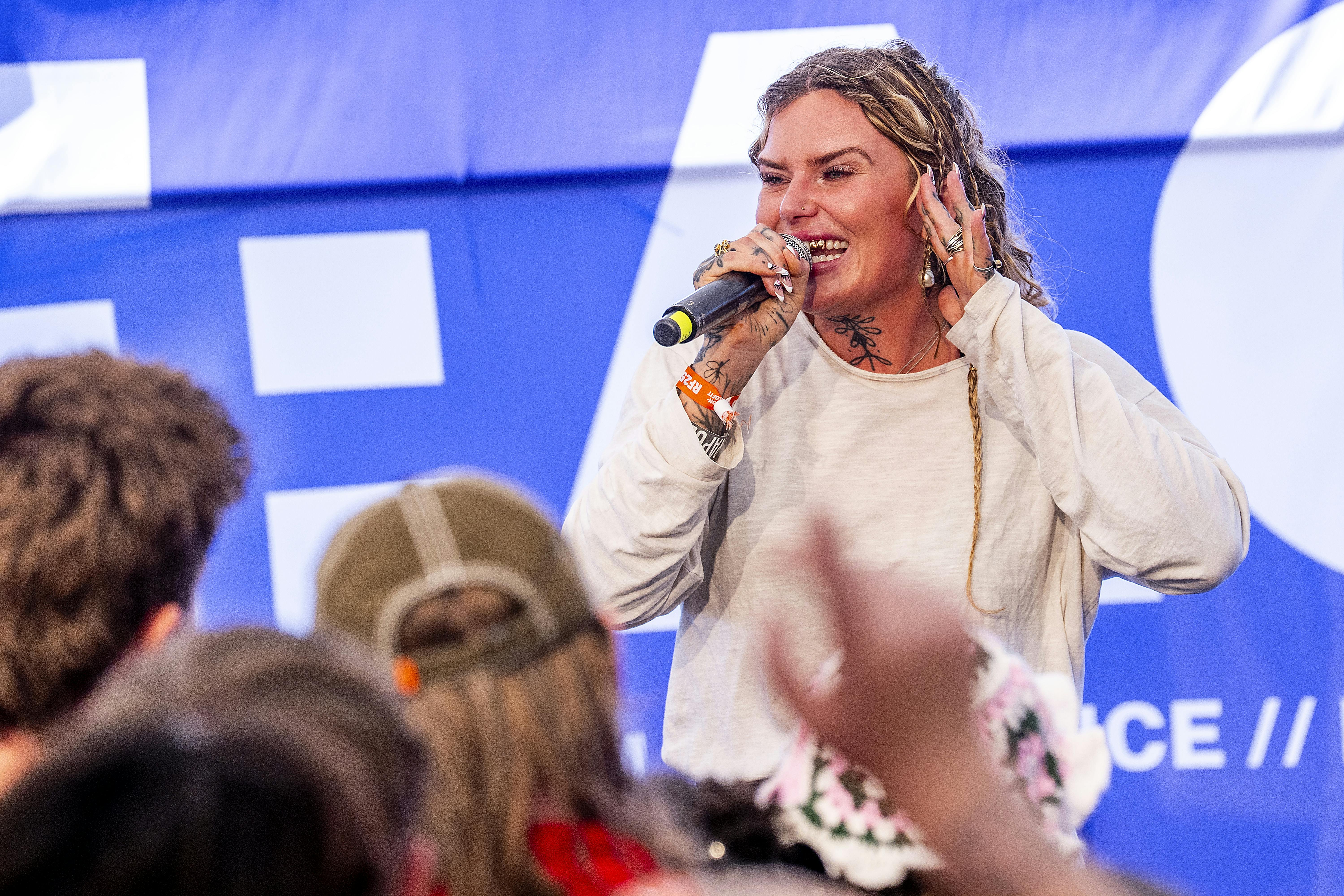 Den danske rapper skrev på sine sociale medier i forbindelse med udgivelse af dokumentaren, at hun var stolt af sin deltagelse