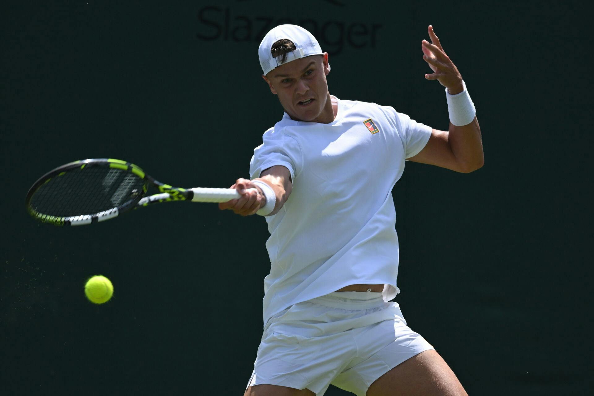 Holger Rune er højst overraskende ude af Wimbledon i første runde.