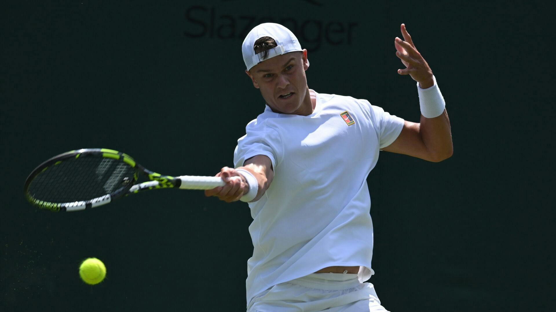 Holger Rune er højst overraskende ude af Wimbledon i første runde.