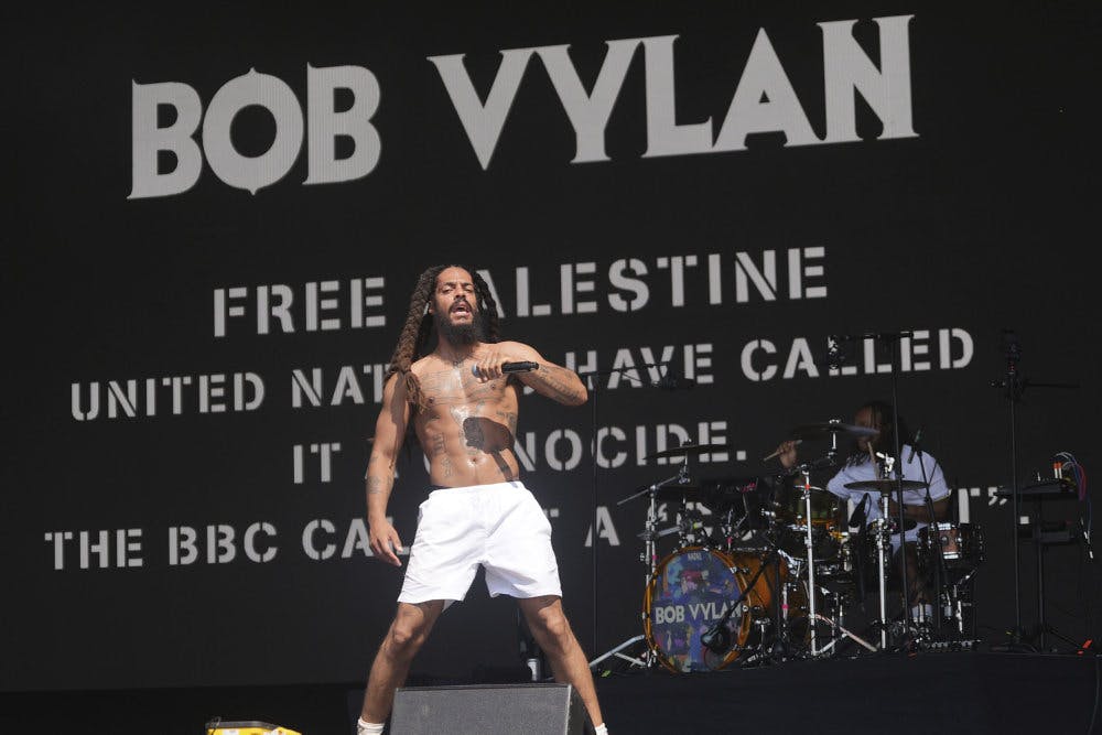 Bob Vylan optrådte på Glastonbury lørdag foran et bagtæppe med påskriften "befri Palæstina". - Foto: Yui Mok/Ritzau Scanpix&nbsp;