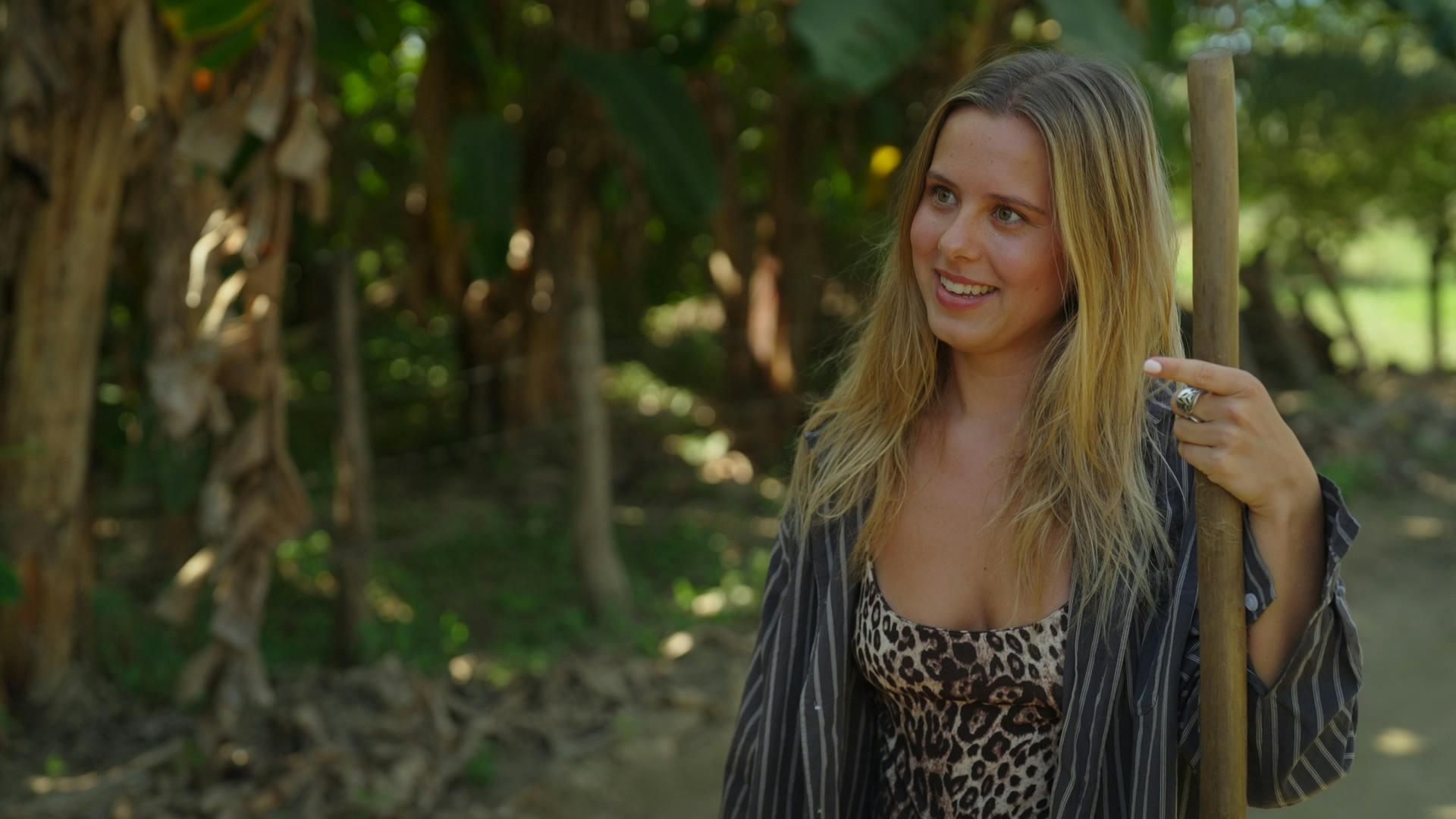 Med oprejst pande to Emma pænt imod de to bejlere.