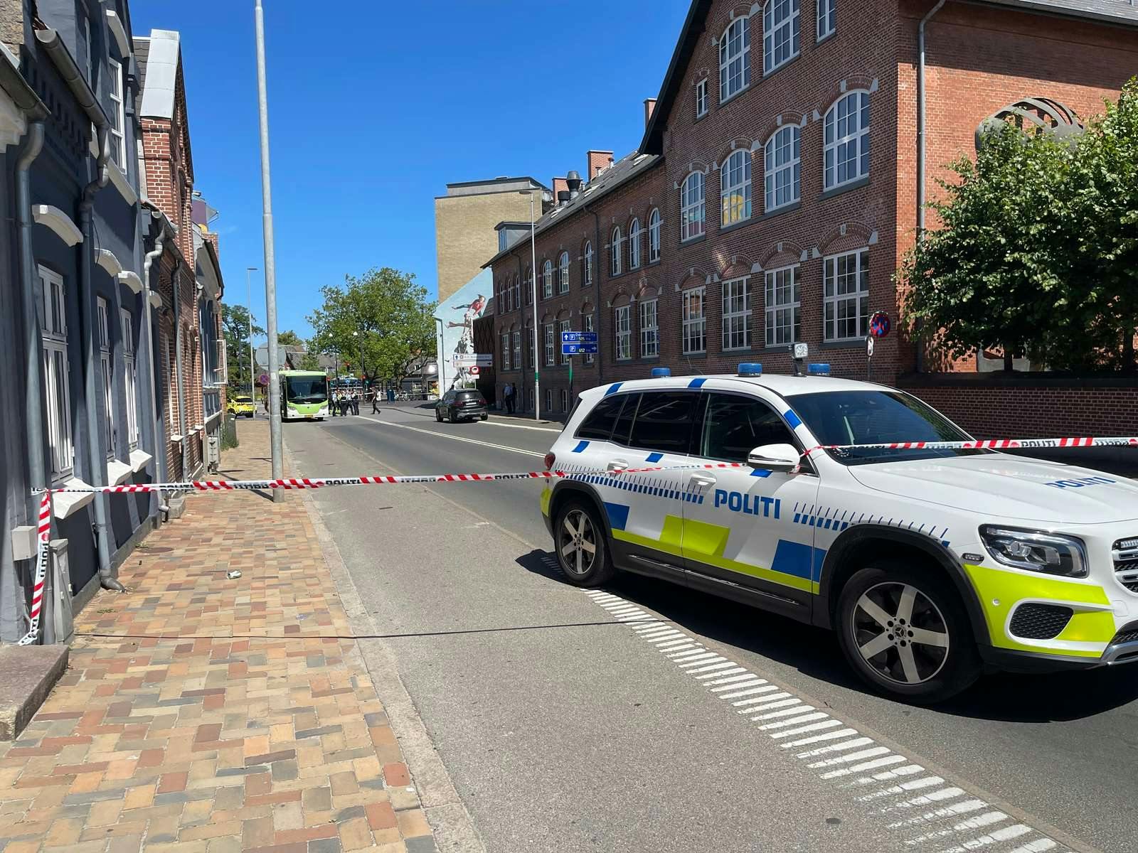 Politiet spærrede straks området af.