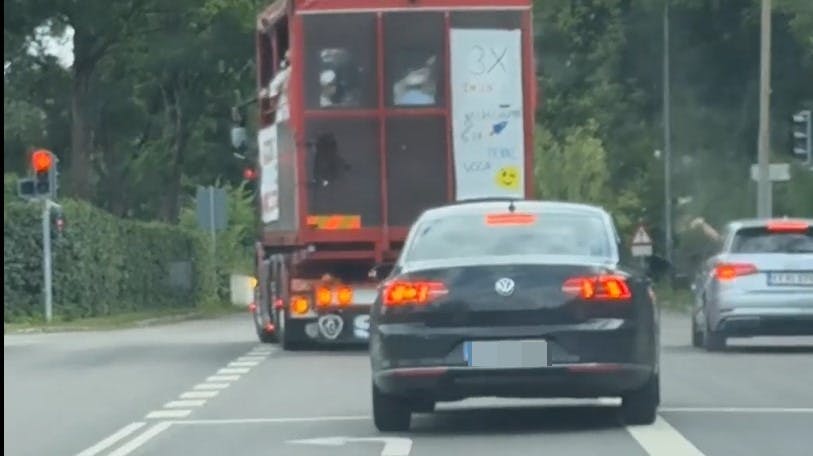 En mørk Volkswagen og en grå Audi forfulgte en studentervogn i Albertslund, mens der blev kastet med æg mod de glade gymnasieelever.