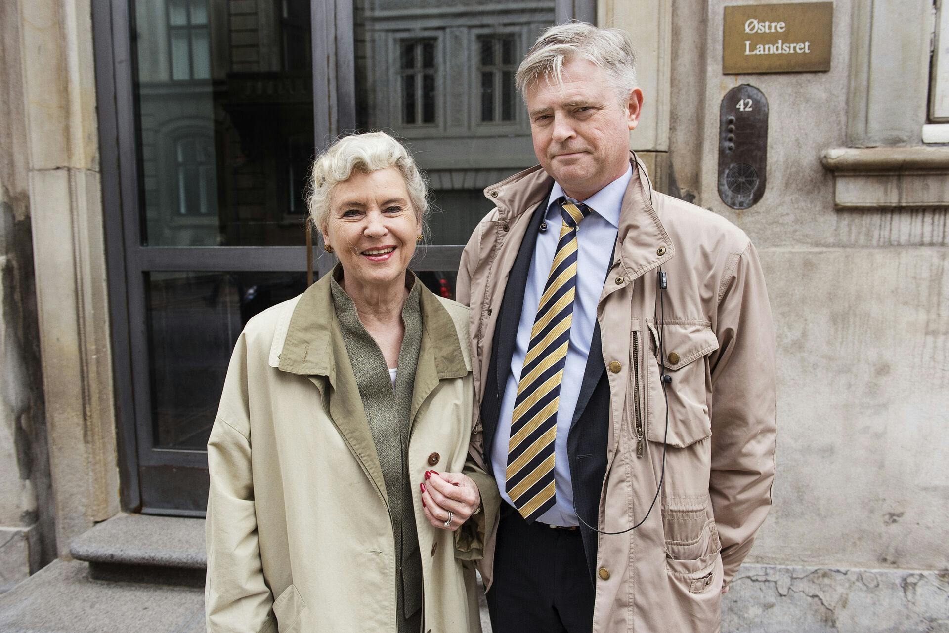 Tineke Færch og Erik Stener Færch sammen foran Østre Landsret i 2015.