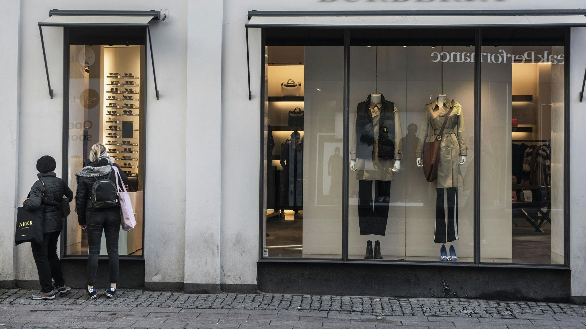 Stemningsbilleder af Strøget. Burberry, butik.