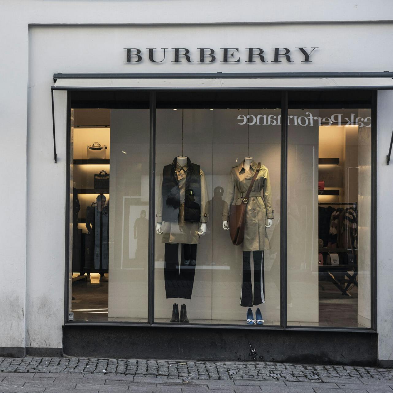 Stemningsbilleder af Strøget. Burberry, butik.