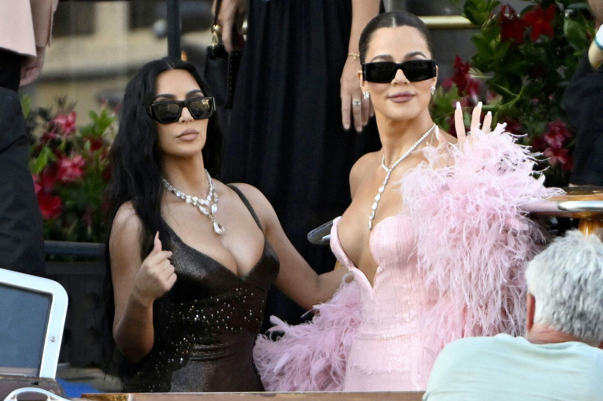 Til venstre ser vi Kim Kardashian, og til højre ser vi Khloe Kardashian.