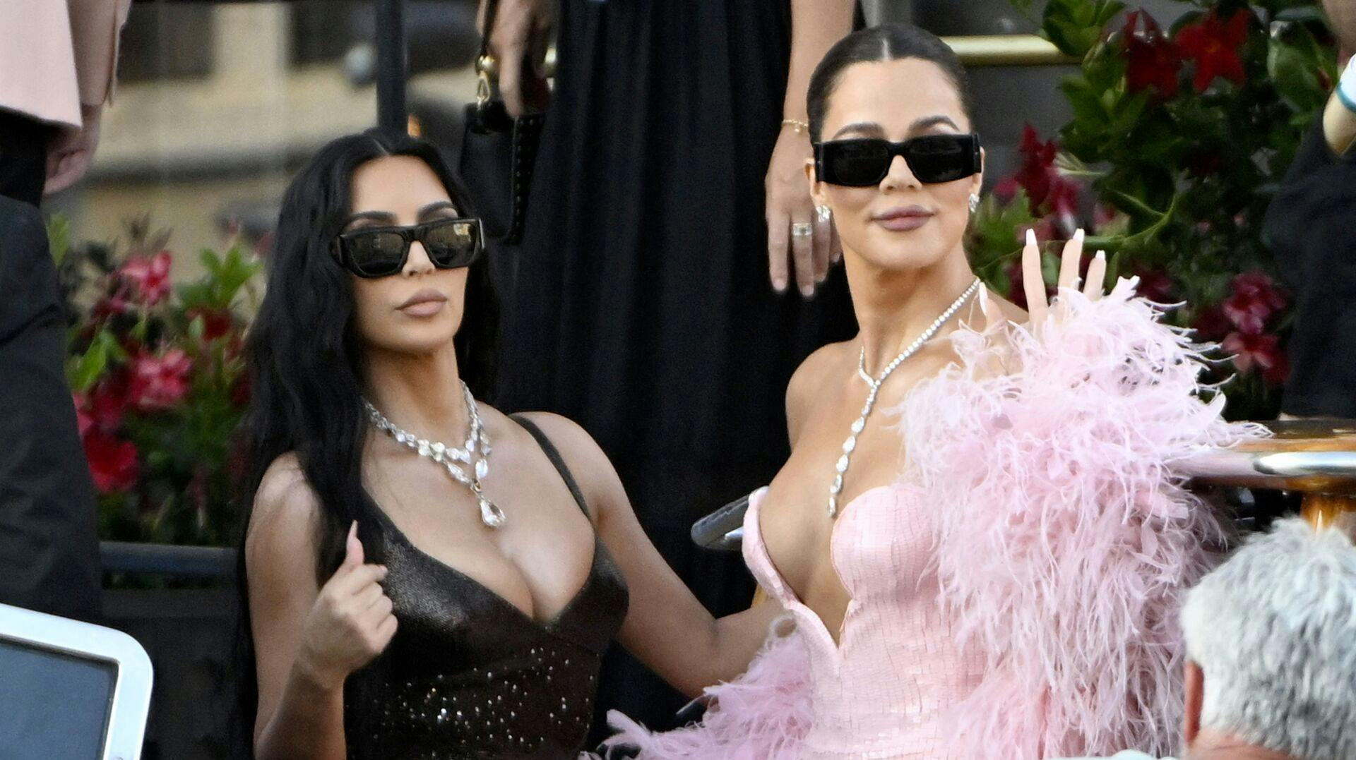 Til venstre ser vi Kim Kardashian, og til højre ser vi Khloe Kardashian.