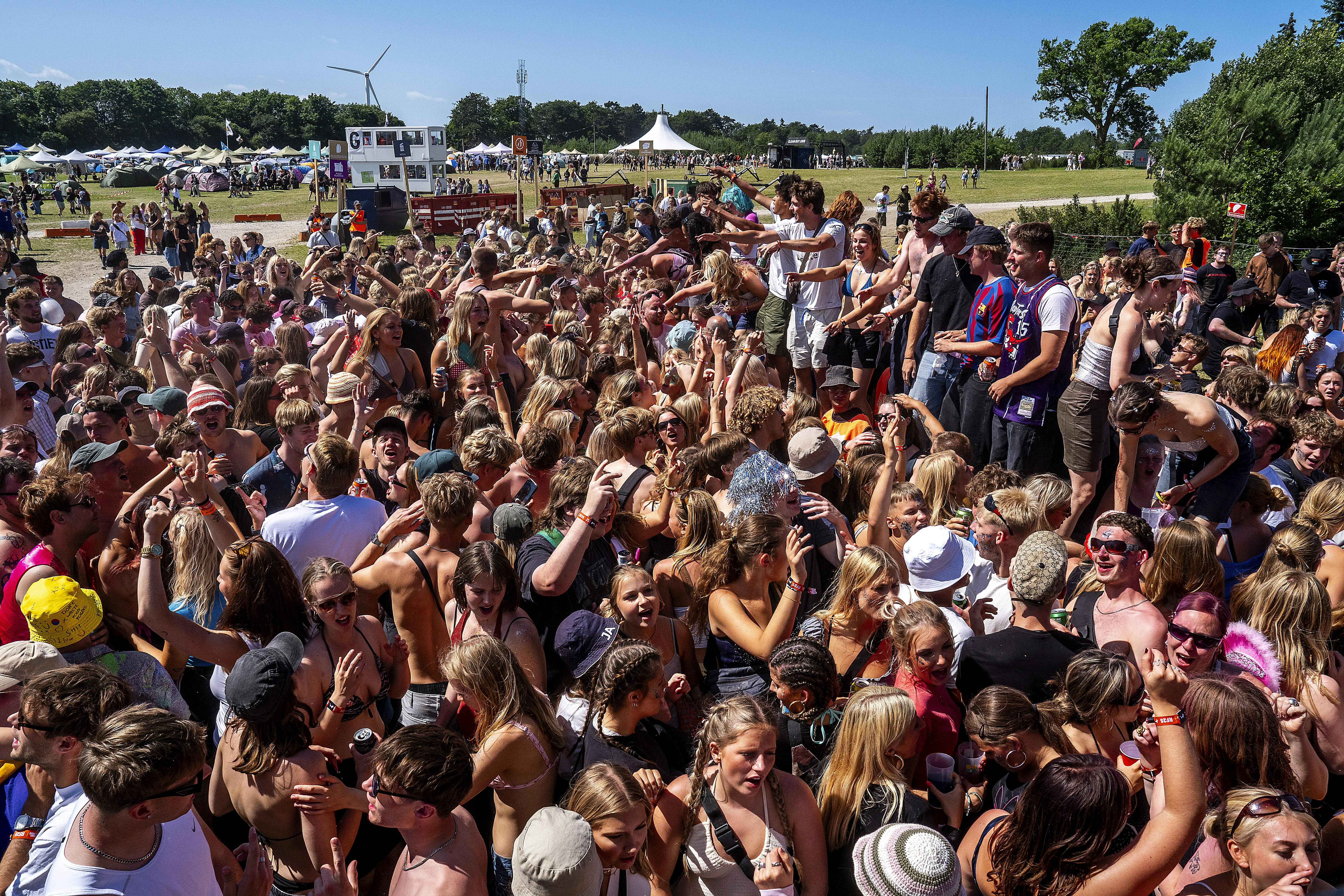 Unge mennesker samlet til årets Roskilde Festival, hvor der mandag var flere store slagsmål på campingområdet.