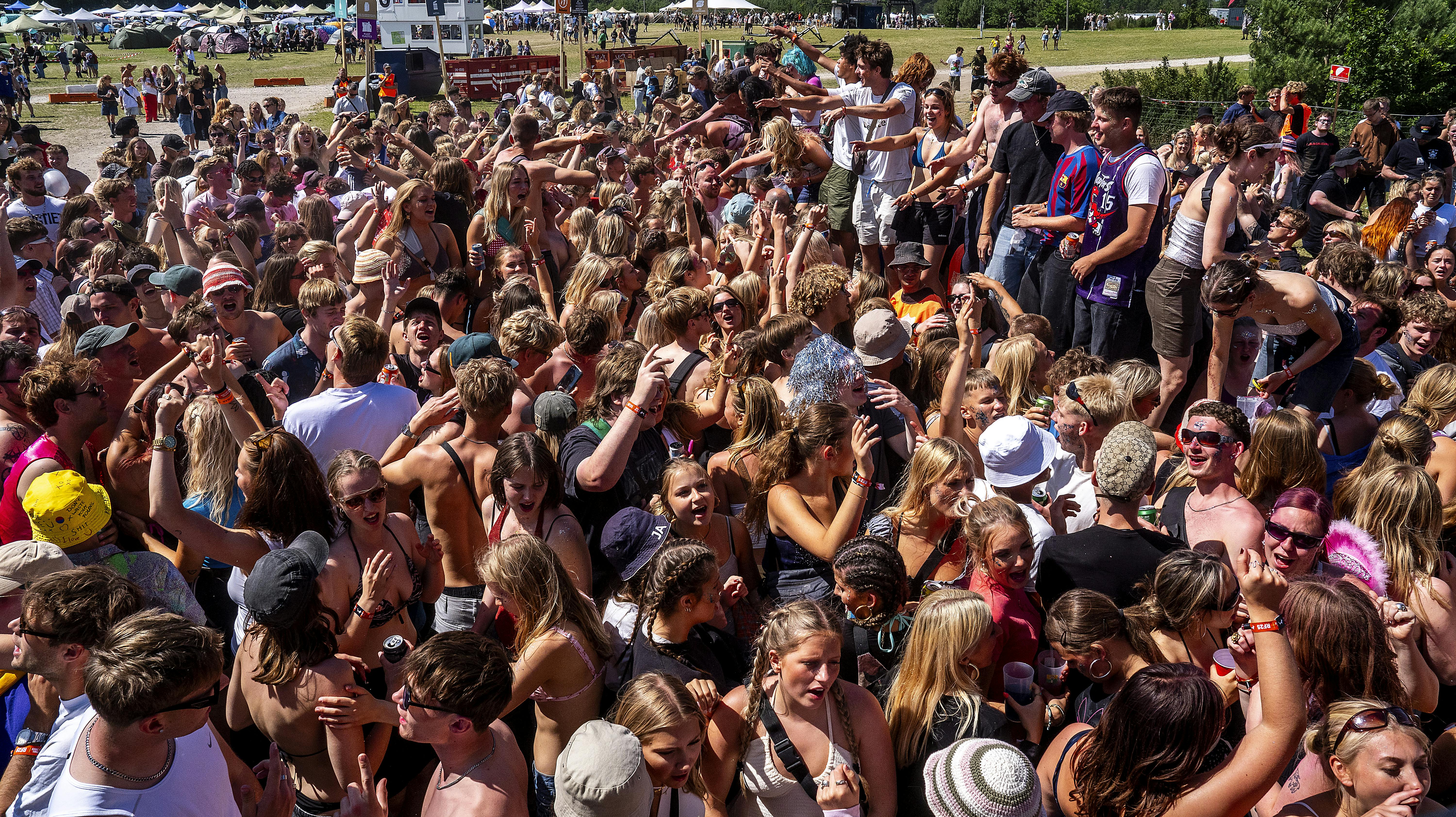 Unge mennesker samlet til årets Roskilde Festival, hvor der mandag var flere store slagsmål på campingområdet.