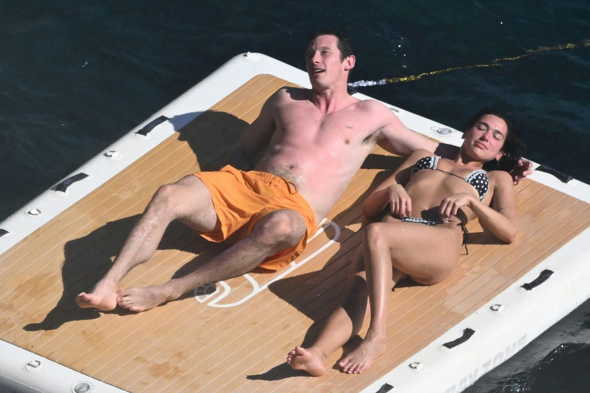 Dua Lipa kysser løs på Callum Turner