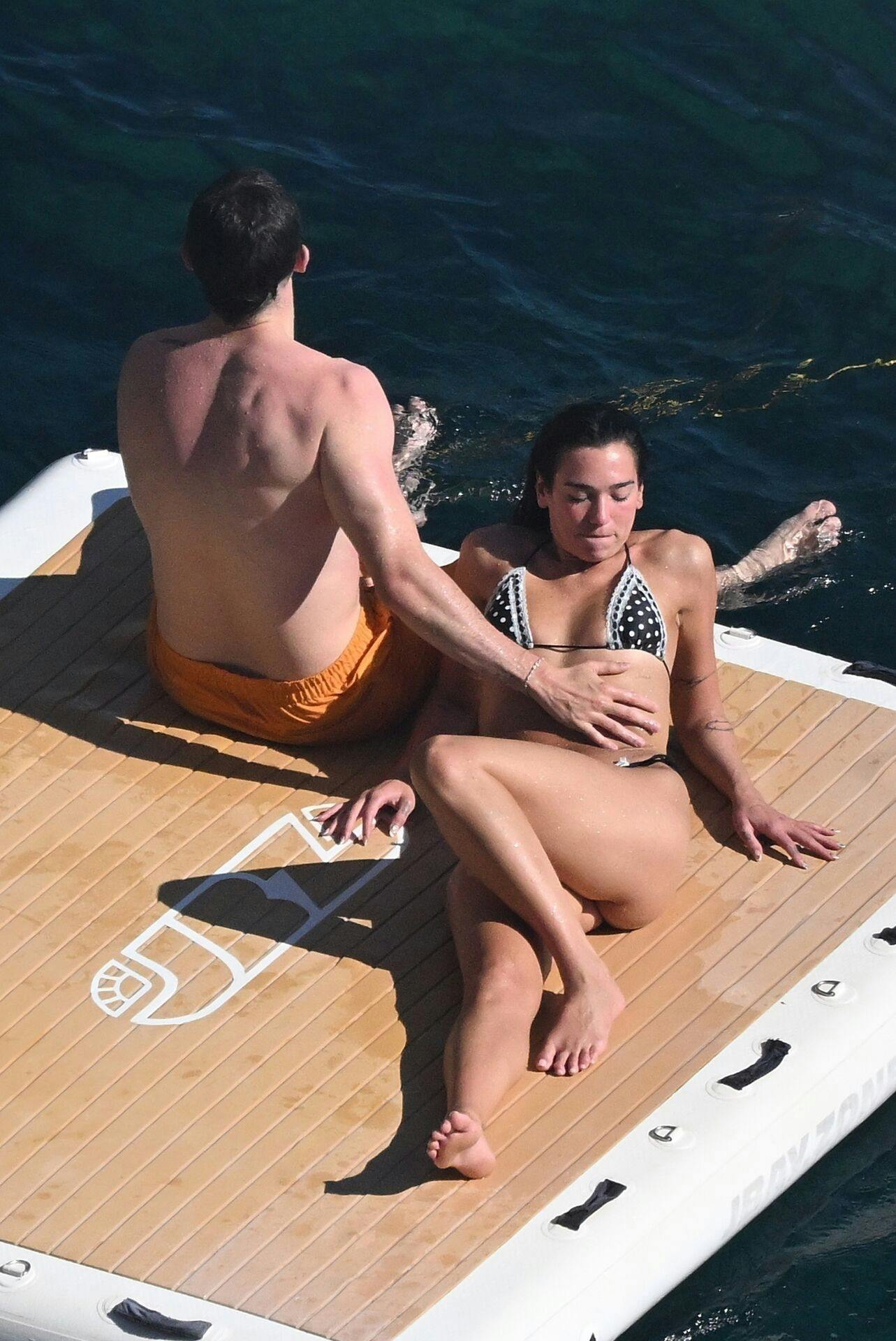 Dua Lipa kysser løs på Callum Turner