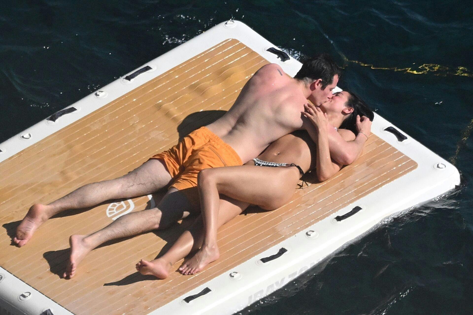 Dua Lipa kysser løs på Callum Turner 