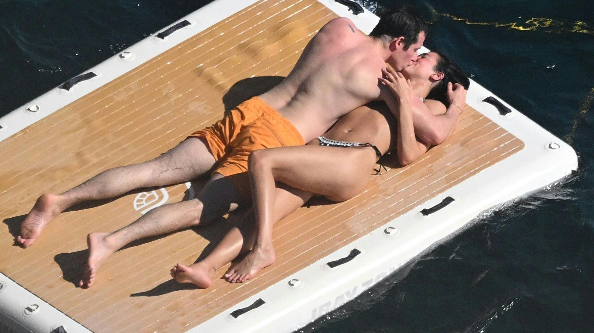 Dua Lipa kysser løs på Callum Turner