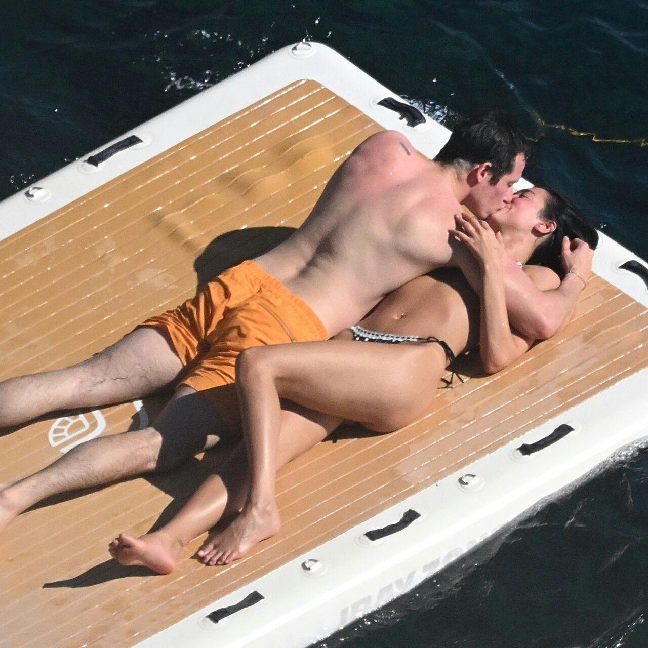 Dua Lipa kysser løs på Callum Turner