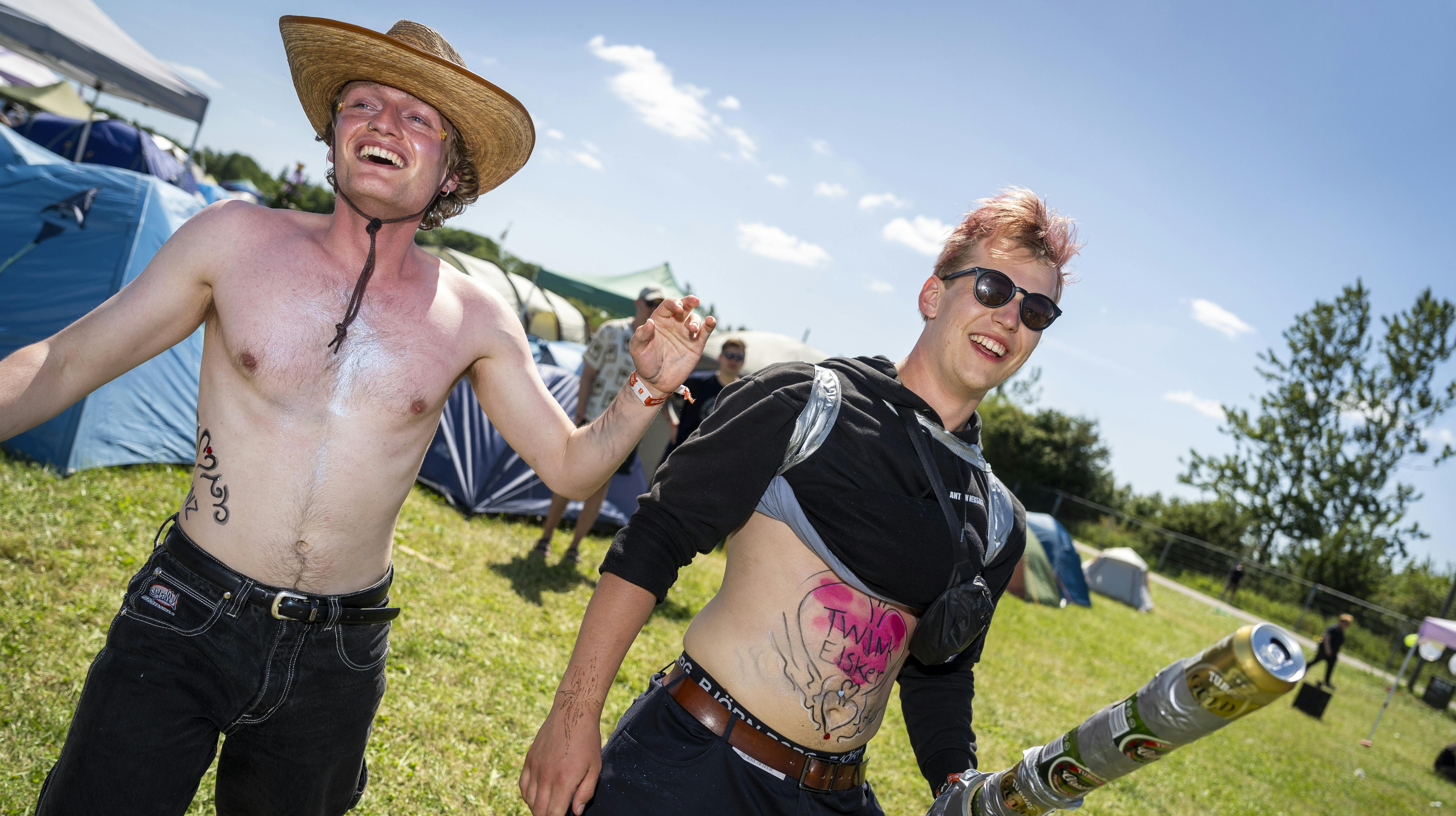 Solen banker ned over gæsterne på Roskilde Festival tirsdag. Nu har arrangørerne sat flere ting i søen for at holde gæsterne hydrerede og ved godt helbred.