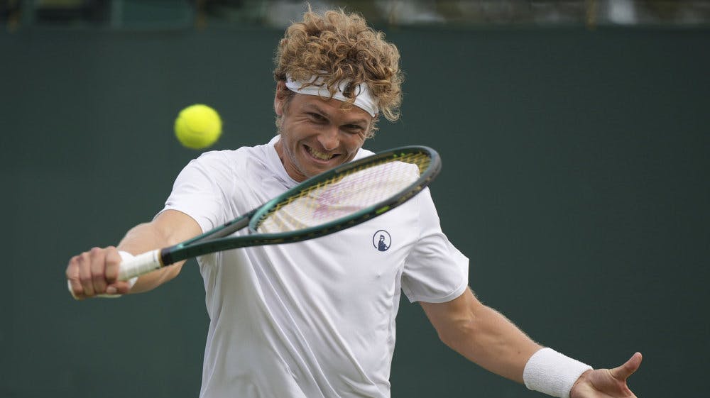 August Holmgren vandt flere rene servepartier, da danskeren nedkæmpede verdens nummer 46 i første runde af Wimbledon. - Foto: Alastair Grant/Ritzau Scanpix 