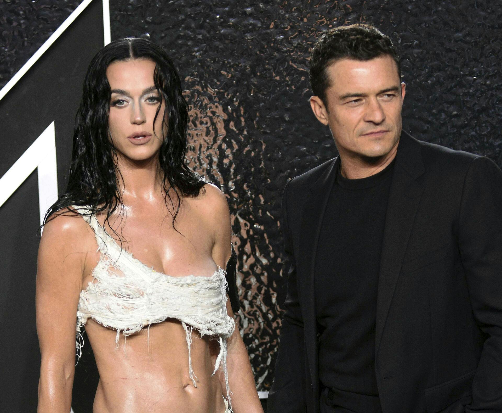 Orlando Bloom og Katy Perry mødte hinanden i 2016 og fik datteren Daisy sammen i 2020. Men ni år senere er der altså tilsyneladende skår i glæden. 