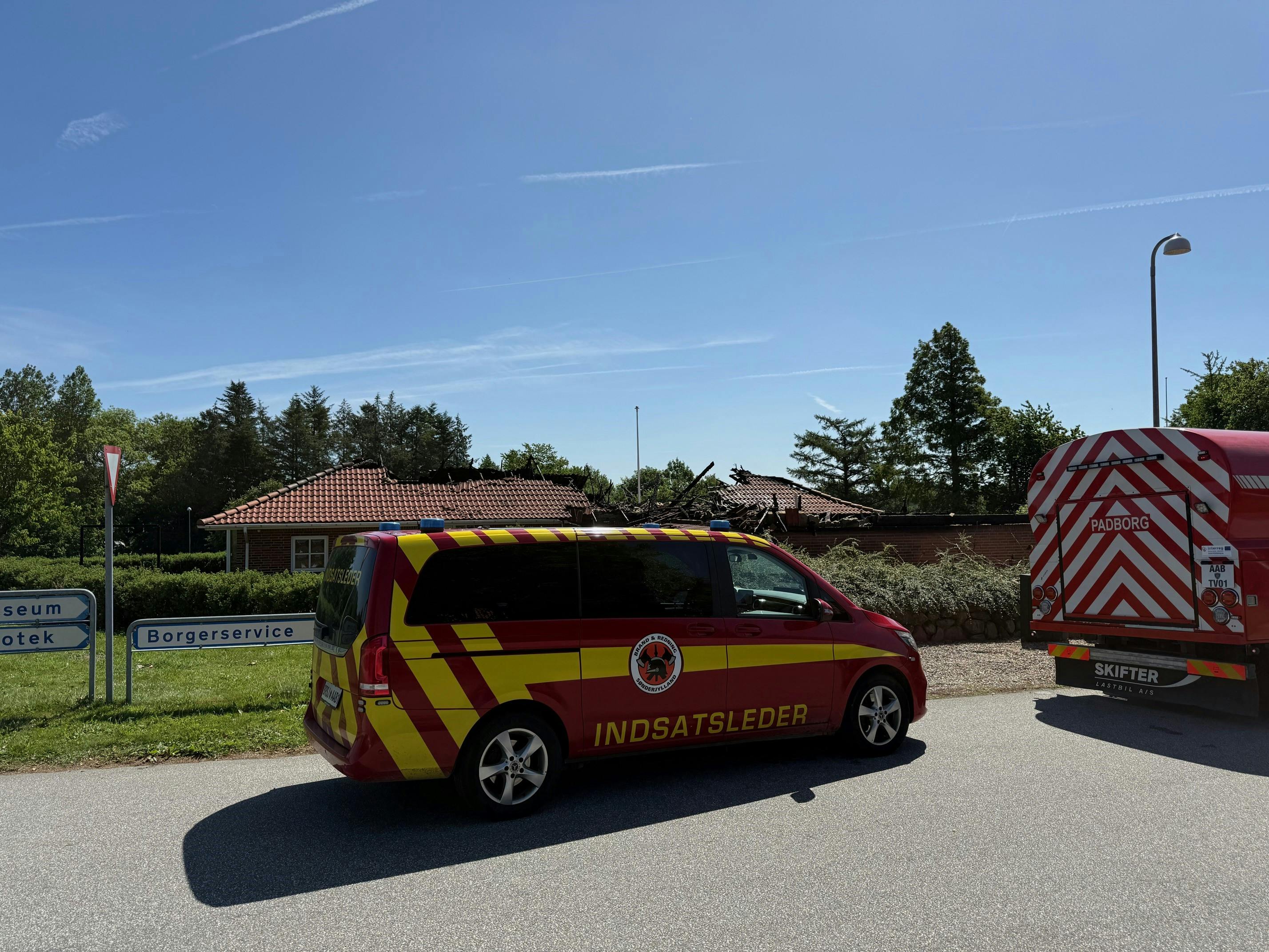 Natten til søndag blev der meldt om flere brande - et enkelt hus brændte helt ned, oplyser politiet.