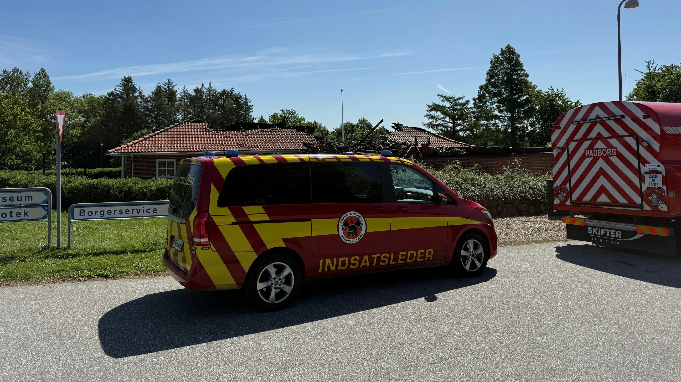 Natten til søndag blev der meldt om flere brande - et enkelt hus brændte helt ned, oplyser politiet.