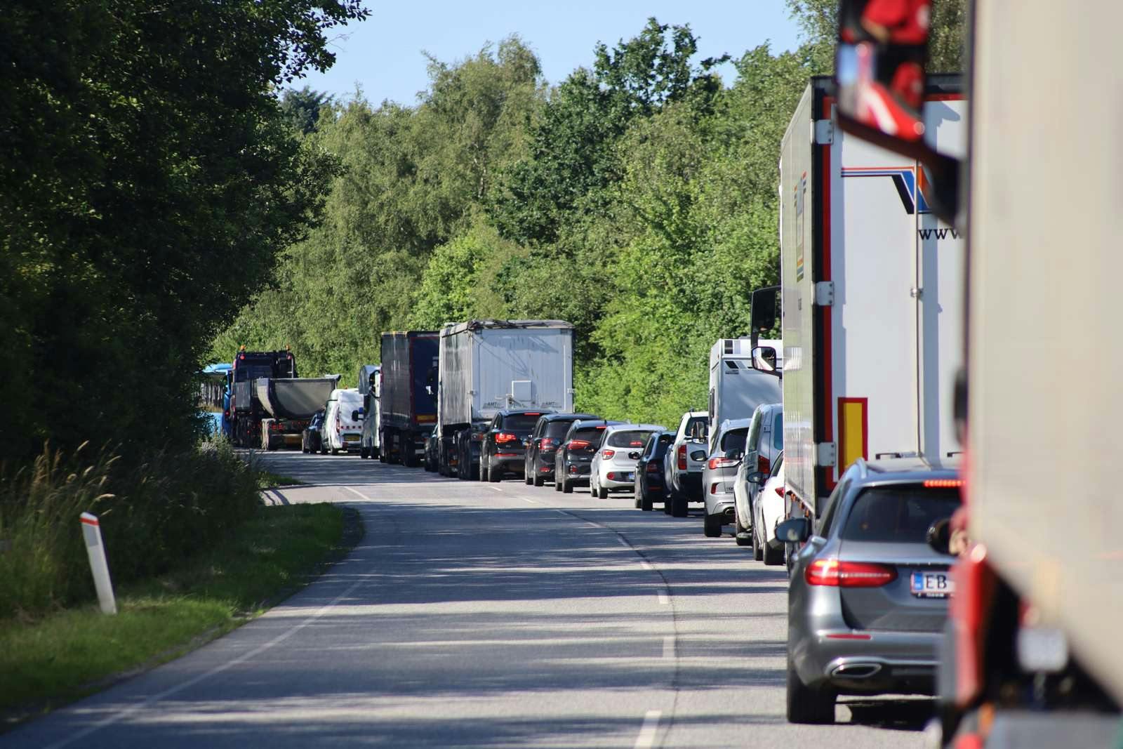 En person er kommet alvorligt til skade i ulykken, som fik trafikken til at hobe sig op.