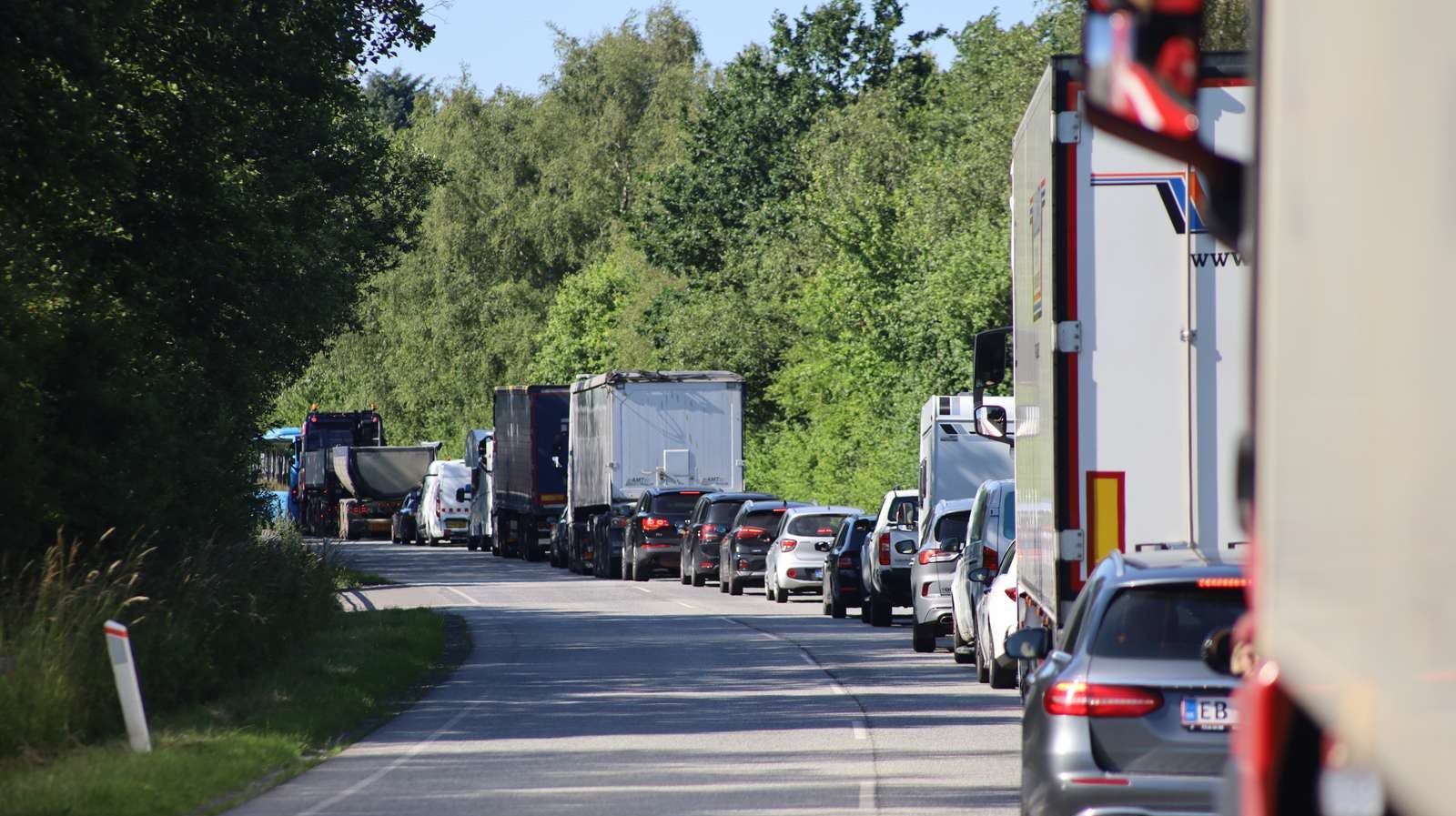 En person er kommet alvorligt til skade i ulykken, som fik trafikken til at hobe sig op.