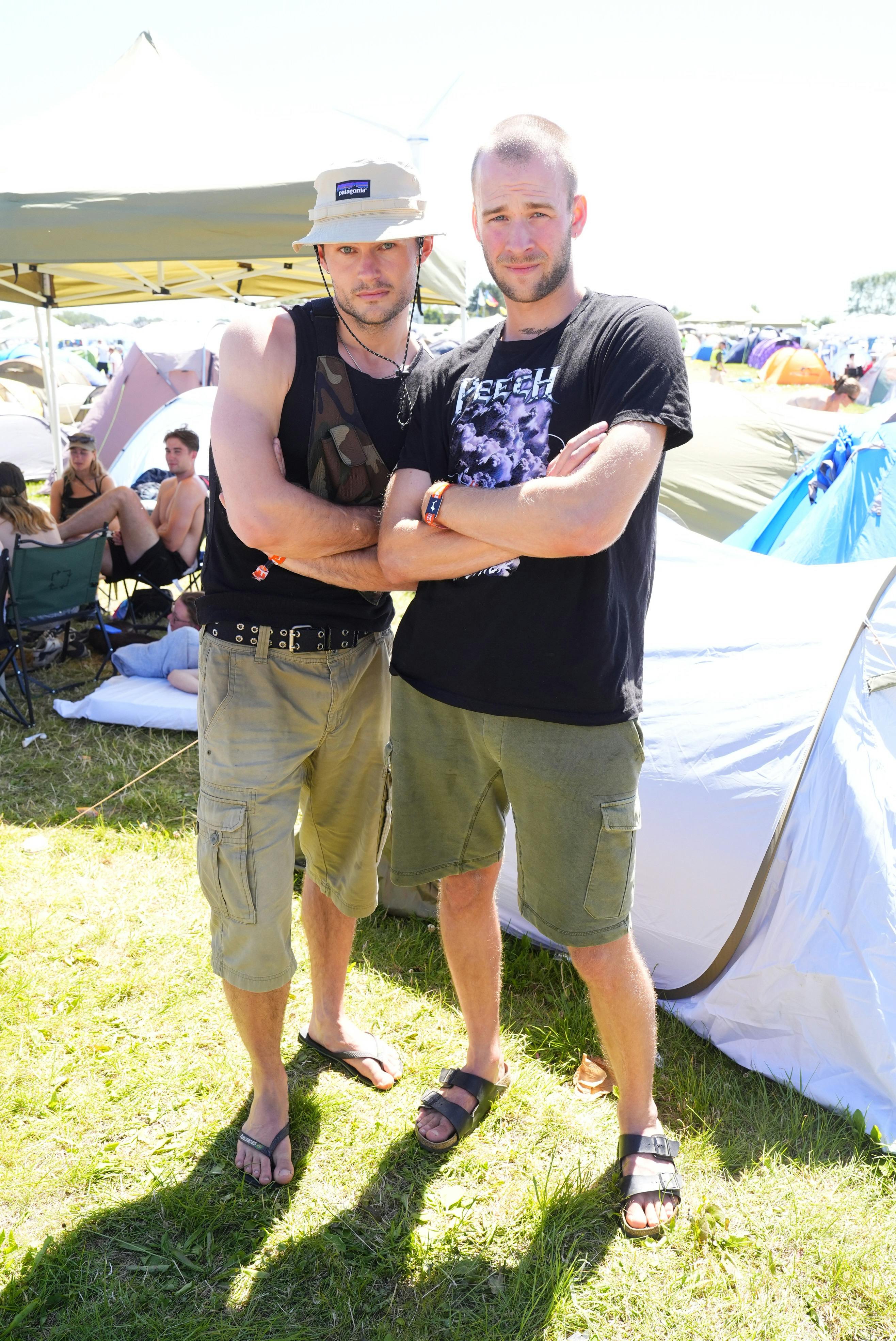 Det er Frederiks første år på Roskilde Festival, og han bliver lært godt op af Anton.