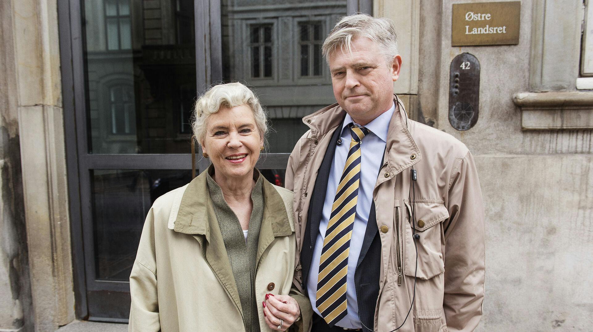 Tineke Færch og Erik Stener Færch sammen foran Østre Landsret i 2015.