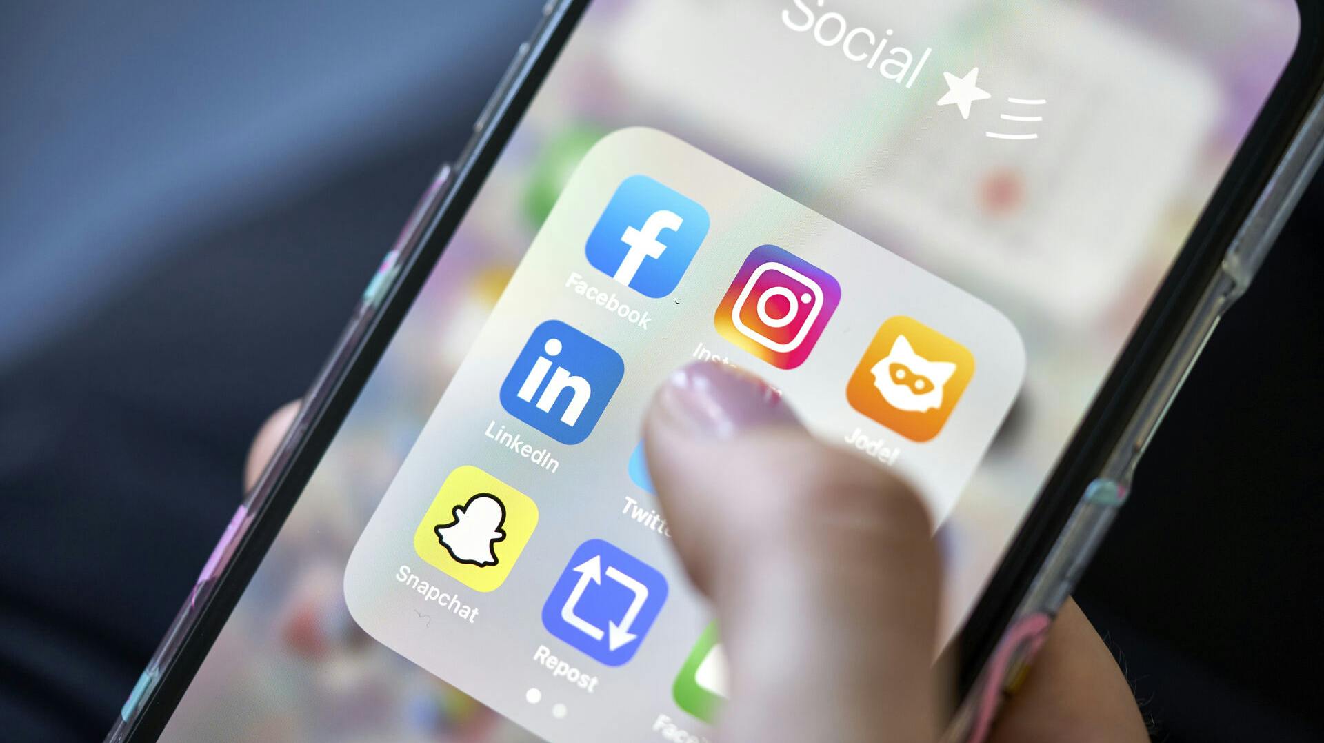 Instagram og andre ikoner for sociale medeier på mobilfelefon, København den 22. juli 2021