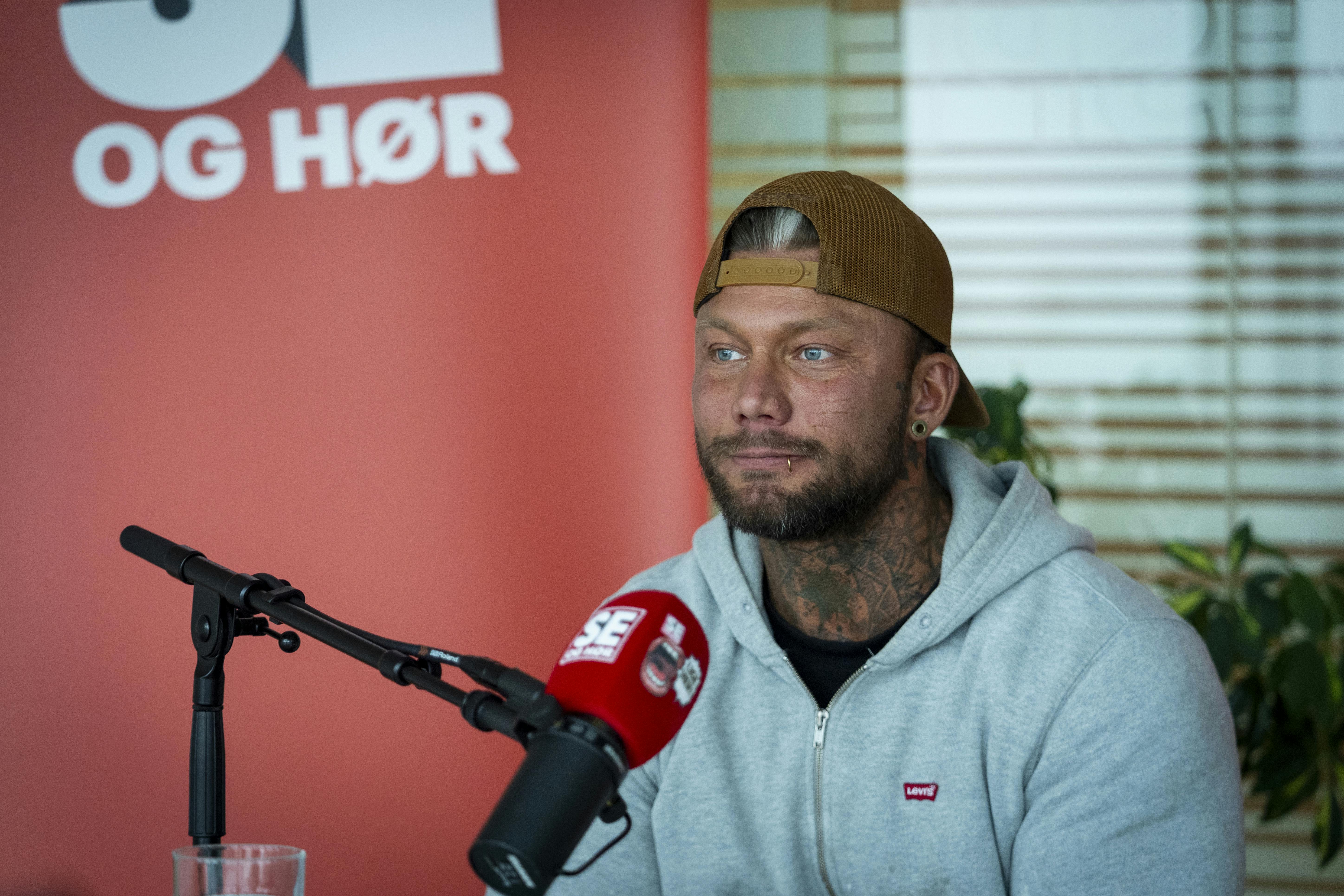 Tirsdag d. 10 juni 2025 AllerhusetOpgavebeskrivelse: Optagelse af Sladderministeriet med Simon Iversen. Det er vigtigt, at der bliver taget rigeligt med billeder af ham, da vi skal bruge mange forskellige udtryk til artikler. Der skal både skydes bred- og højformat med både smil og mere alvorlig mine. Der skal også tages billeder i studiet foran mikrofonerne.Journalist:Nicklas LagerstorfFotograf: Søren Jul Lamberth