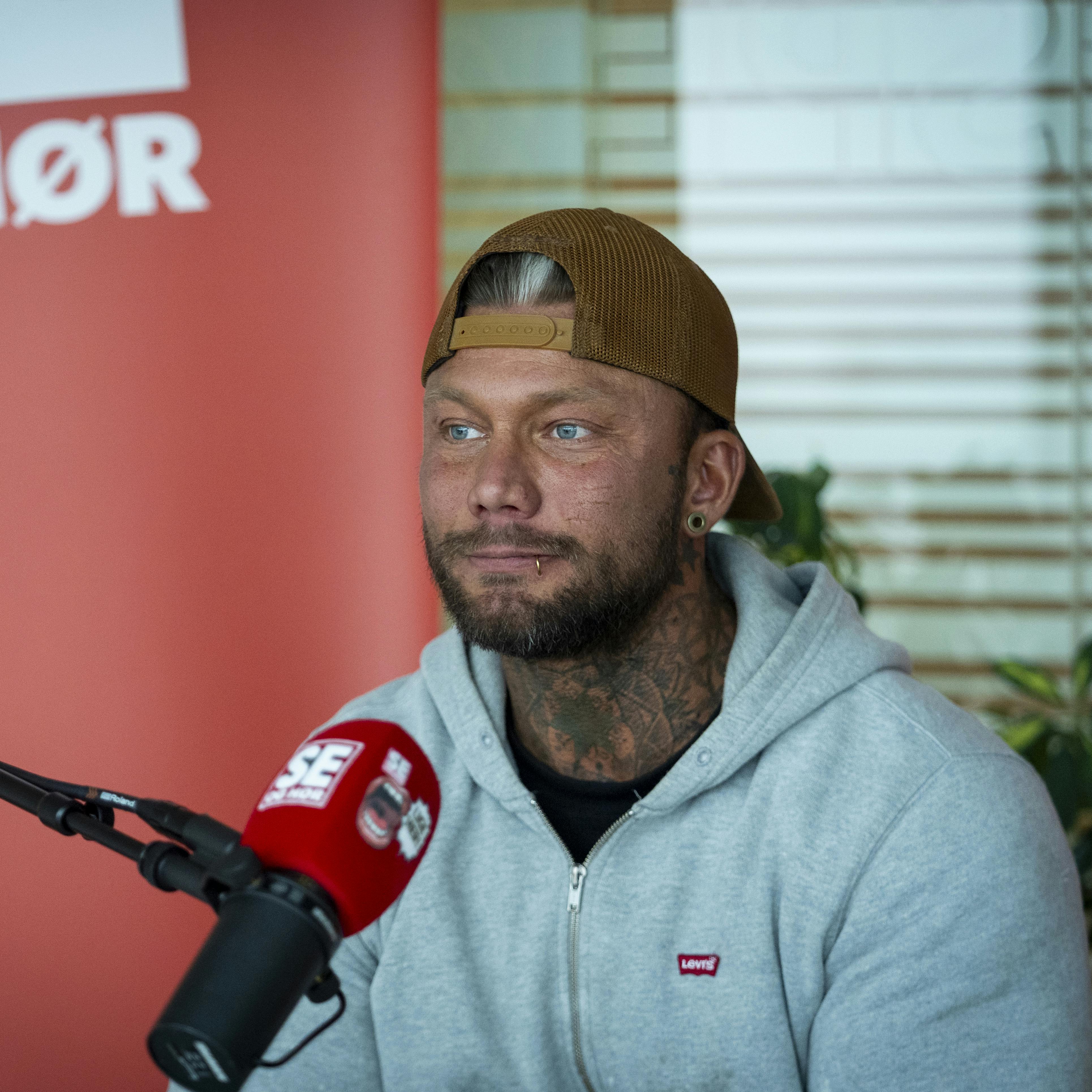 Tirsdag d. 10 juni 2025 AllerhusetOpgavebeskrivelse: Optagelse af Sladderministeriet med Simon Iversen. Det er vigtigt, at der bliver taget rigeligt med billeder af ham, da vi skal bruge mange forskellige udtryk til artikler. Der skal både skydes bred- og højformat med både smil og mere alvorlig mine. Der skal også tages billeder i studiet foran mikrofonerne.Journalist:Nicklas LagerstorfFotograf: Søren Jul Lamberth