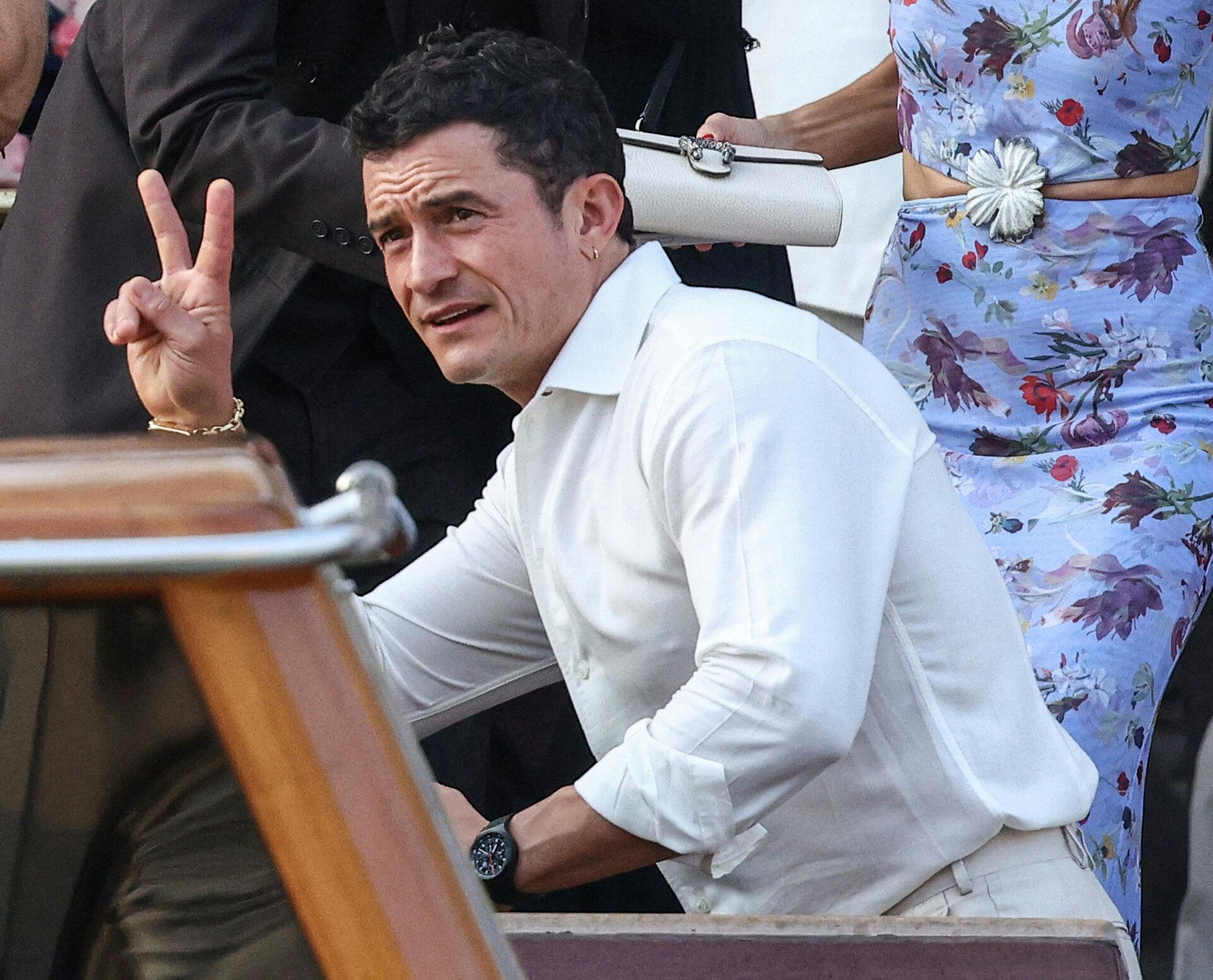 Orlando Bloom lod til at være i godt humør, da han blev fotograferet i Venedig, da han gæsted Bezos-brylluppet - uden Katy Perry.