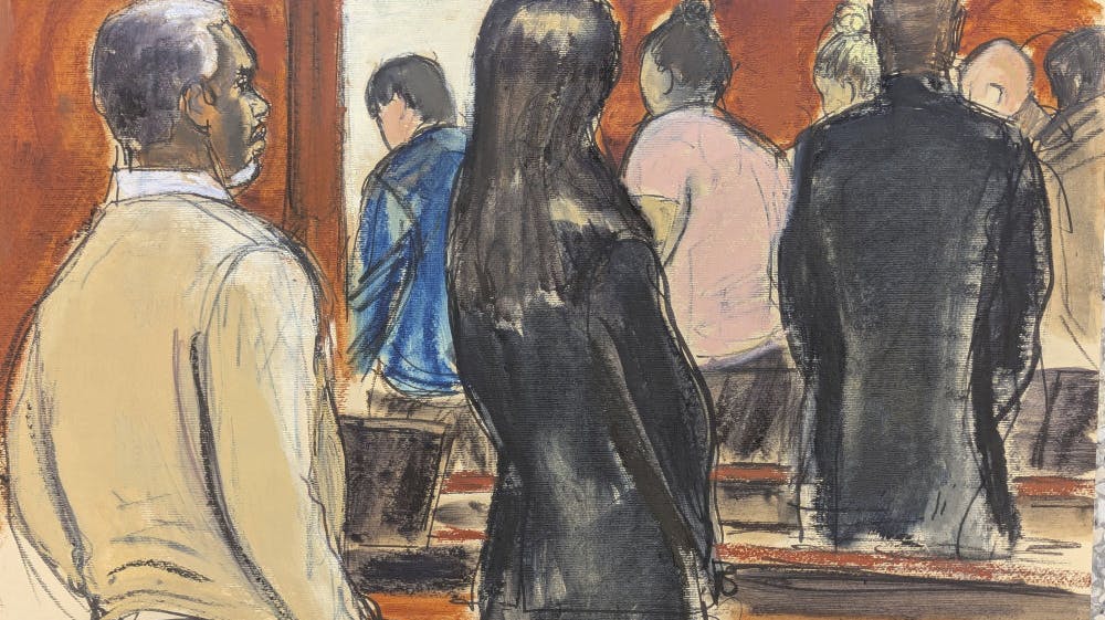 Sean 'Diddy' Combs (t.v.) rejser sig sammen med sine forsvarsadvokater i retten i New York onsdag, hvor han fik sin dom efter syv ugers retssag.