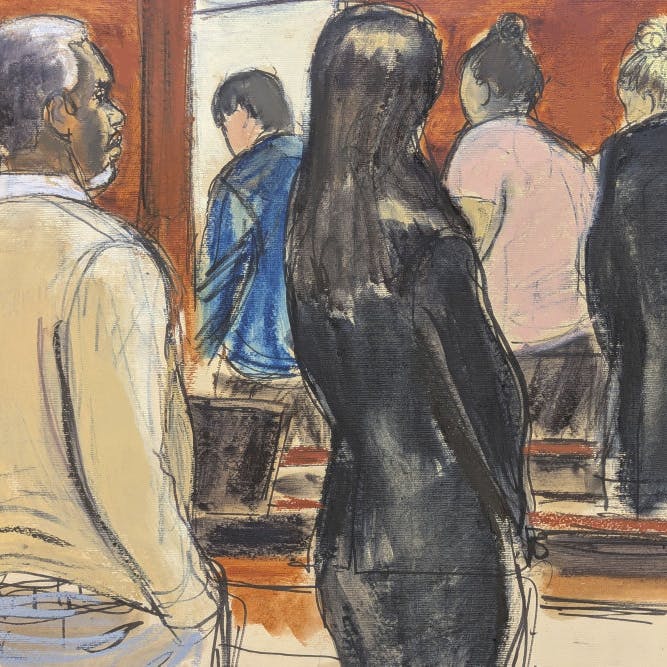 Sean 'Diddy' Combs (t.v.) rejser sig sammen med sine forsvarsadvokater i retten i New York onsdag, hvor han fik sin dom efter syv ugers retssag.