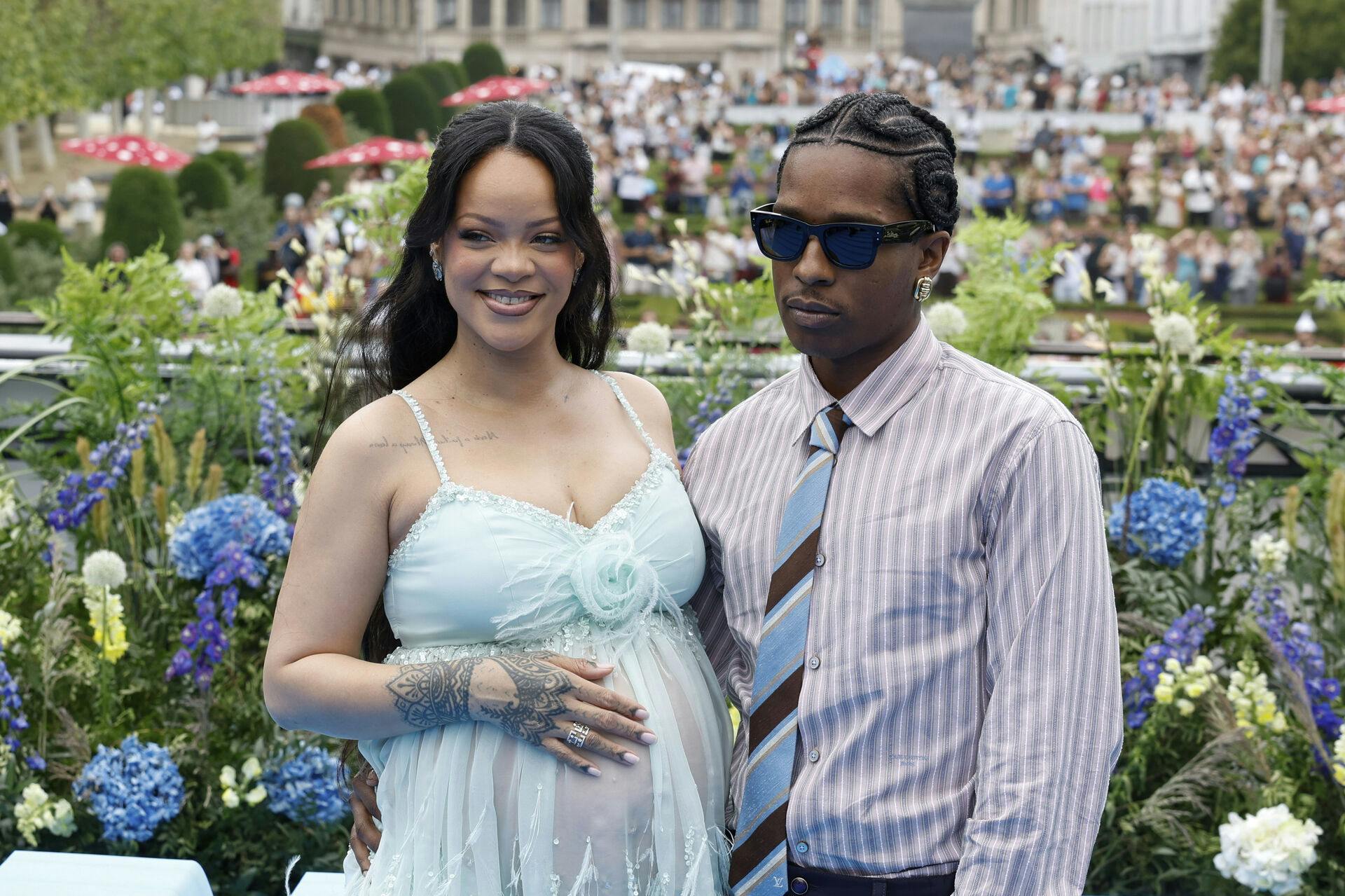 Rihanna og A$AP Rocky til premieren på den nyeste film om Smølferne, hvor rapperen løftede sløret for kønnet på deres kommende barn. 