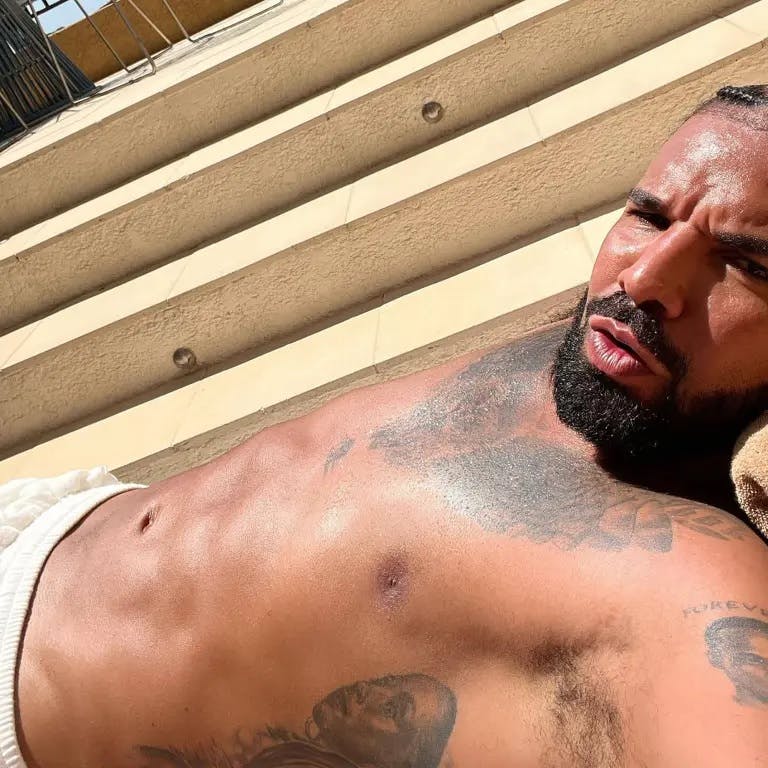 Drake er ikke genert, hvad angår billeder af mavsen, men hans seneste billede har fået folk til at håne ham massivt.