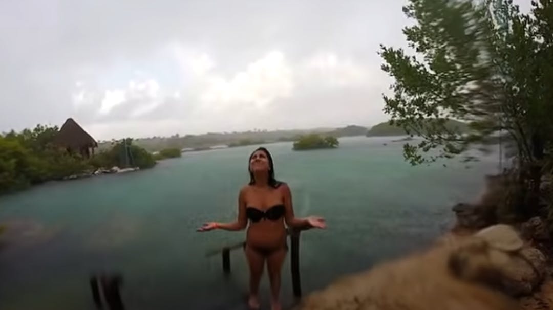 En viral video viser øjeblikket, hvor et ungt par oplever naturens voldsomme kræfter - et lynnedslag - på allernærmeste holde 
