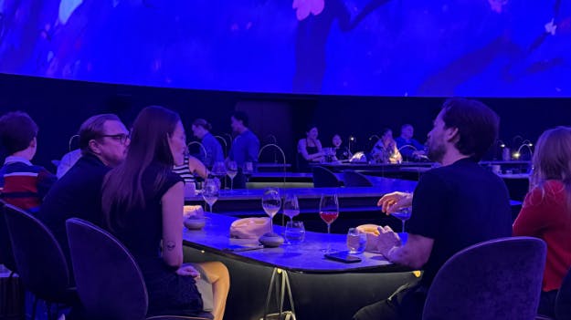 Den københavnske restaurant Alchemist havde fornemt besøg forleden: Leonardo DiCaprio og hans kæreste Vittoria Ceretti sad til bords.