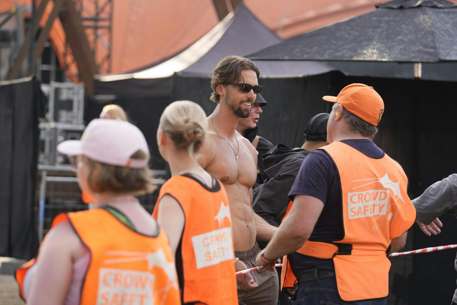 Adam Sandgaard var klædt alt andet end formelt på til mødet. Men det er heller ikke meningen i de meget varme omgivelser.