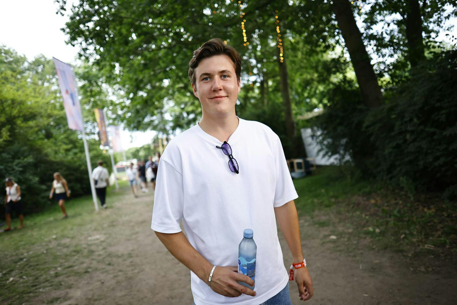 Kronprins Christian stillede velvilligt op til foto midt på festivalpladsen, før han fortsatte videre med sit unge følge.