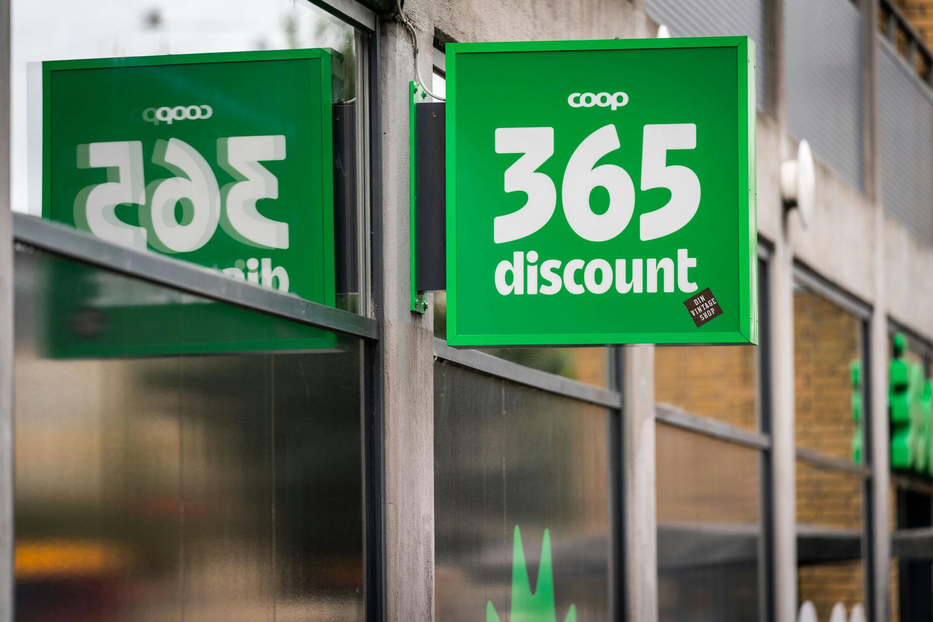 365 Discount og Coop Danmark må til lommerne, da tobaksvarer i deres butikker ikke har været gemt væk.