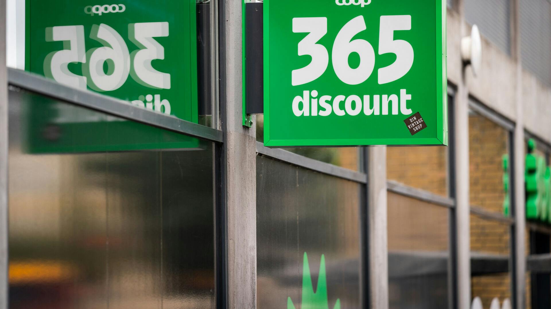 365 Discount og Coop Danmark må til lommerne, da tobaksvarer i deres butikker ikke har været gemt væk.